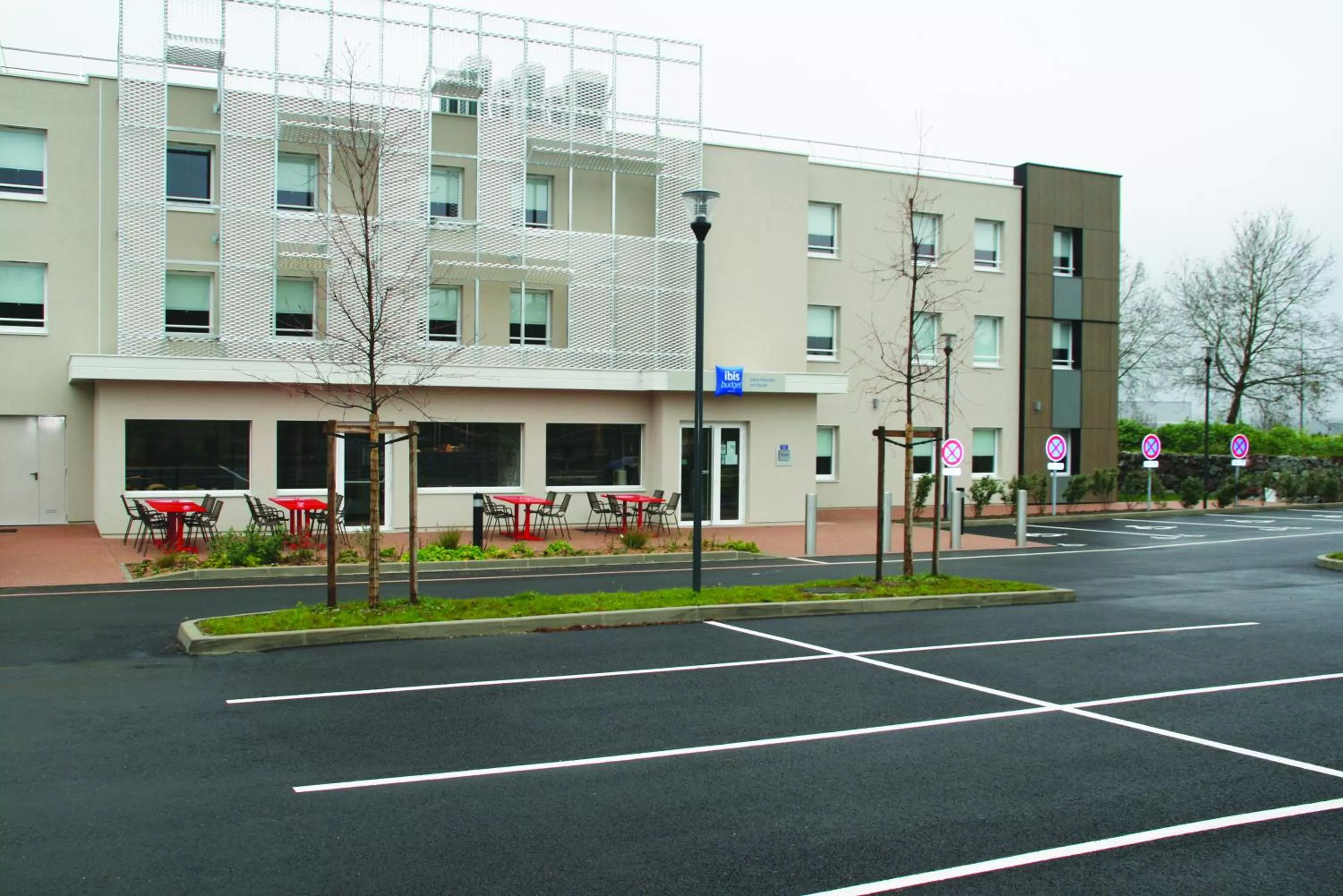 Facade/entrance in ibis budget Saint Pourcain