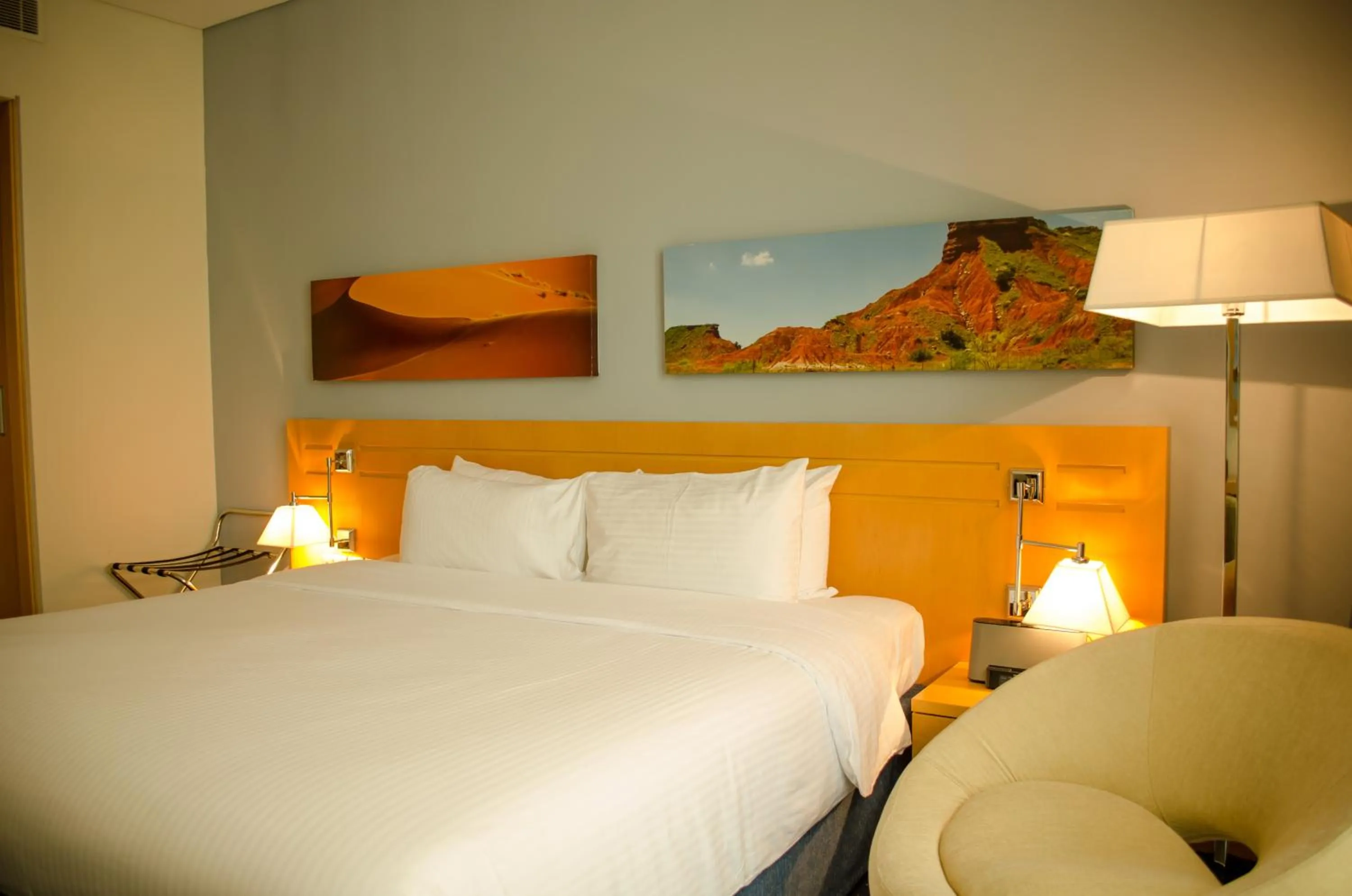 Bed in City Seasons Hotel & Suites Muscat