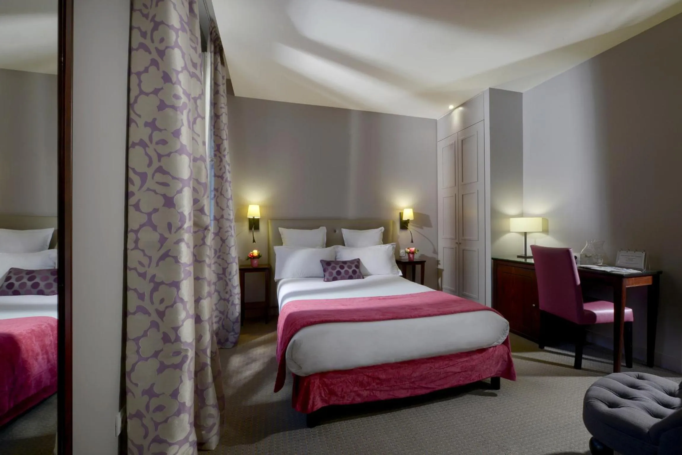 Bed in Hôtel Le Relais Saint Charles