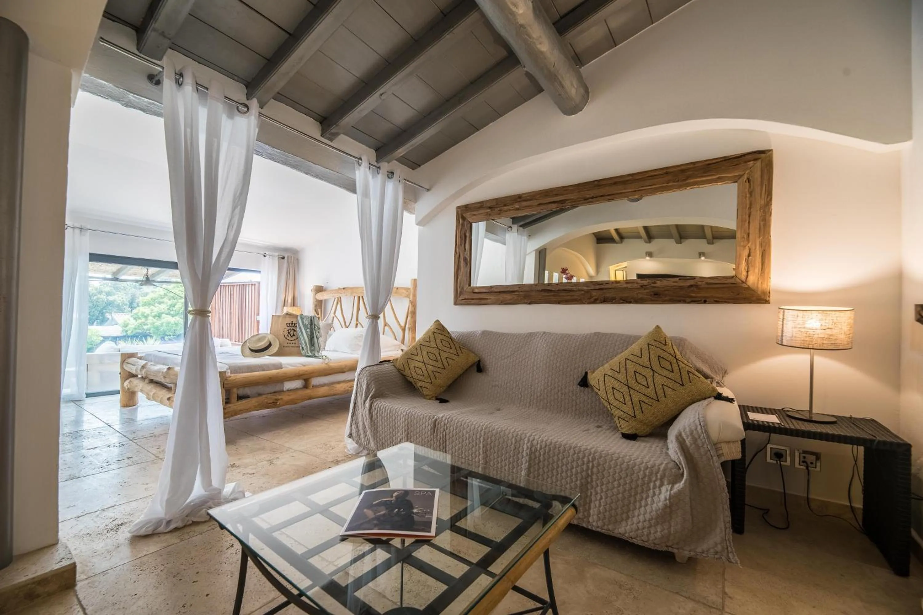 Bedroom in Hôtel Le Roi Théodore & Spa