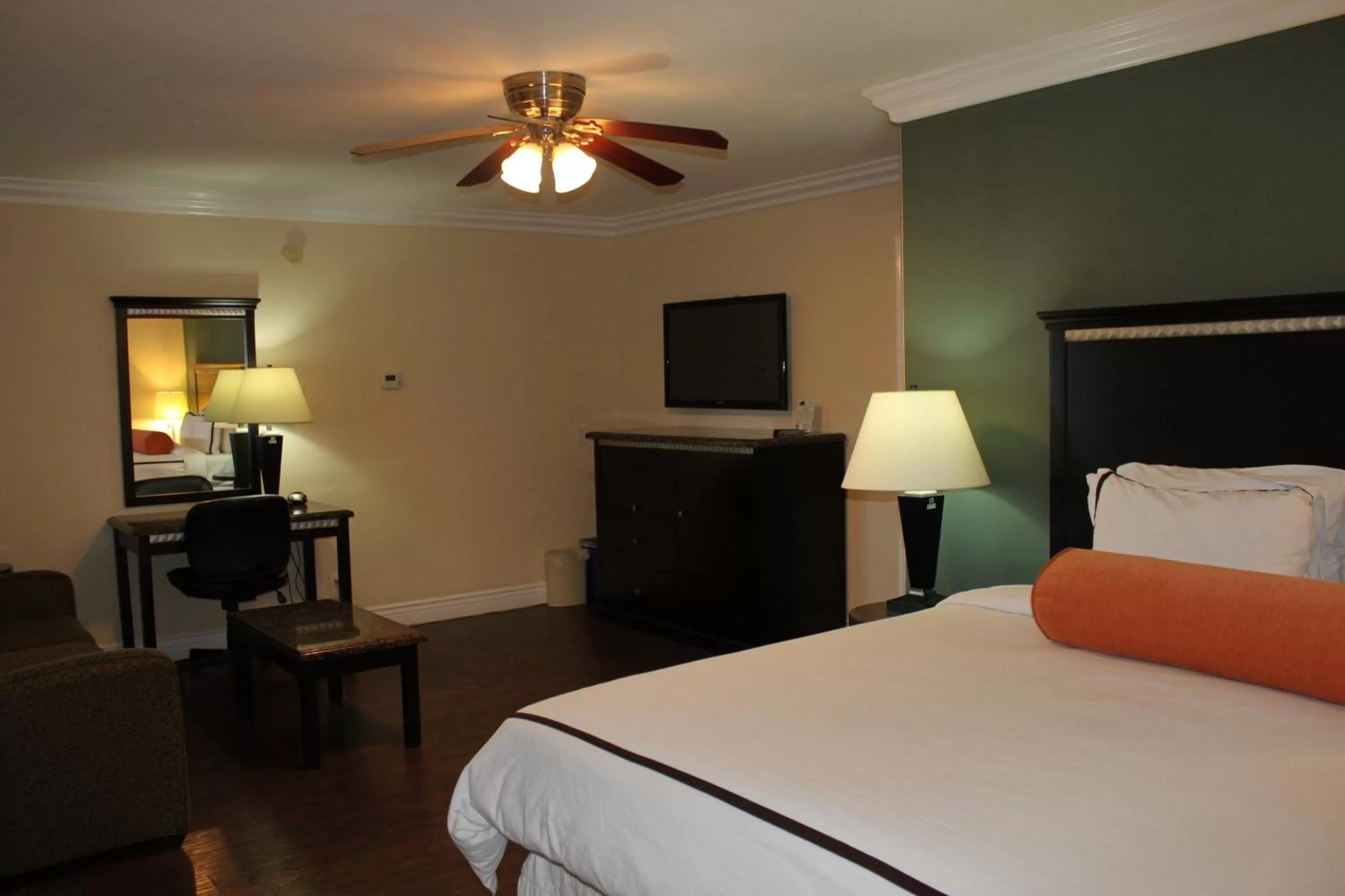 TV and multimedia, Bed in Travelodge by Wyndham Santa Maria