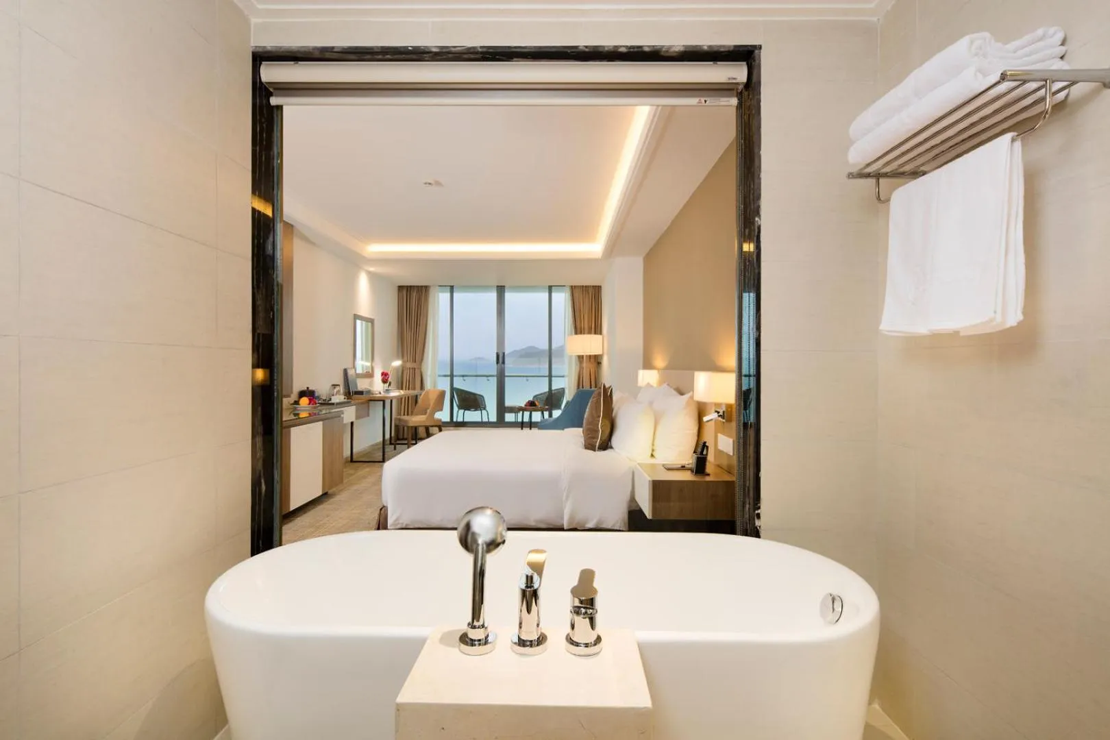 Bathroom, Bed in Comodo Nha Trang Hotel