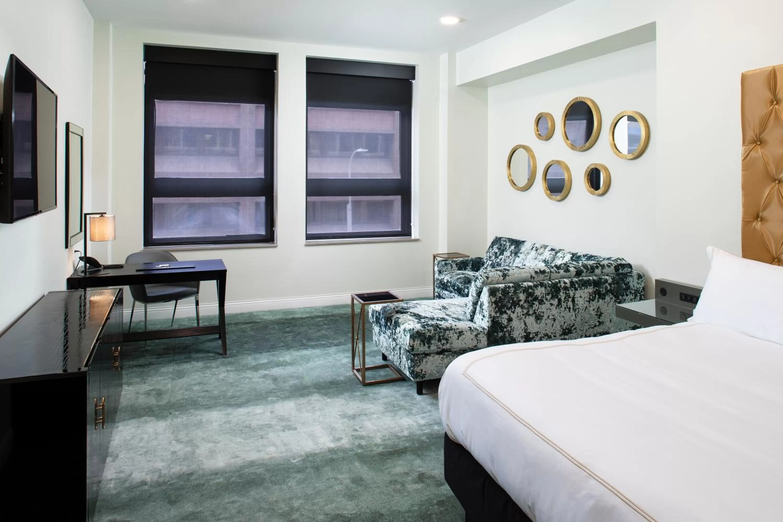 Seating area, Bed in Hotel On Phillips