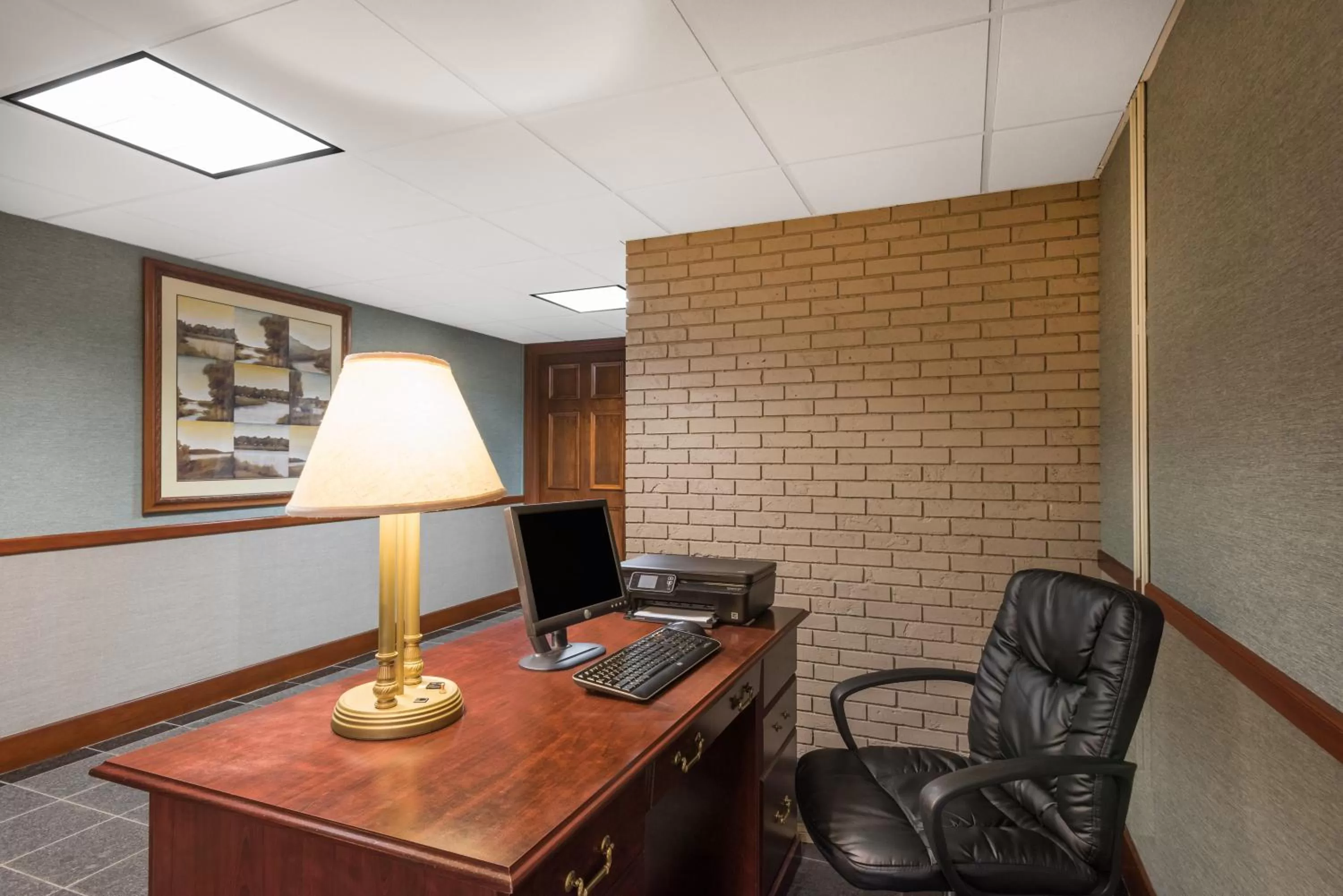 Lobby or reception in Ramada Plaza by Wyndham Portland