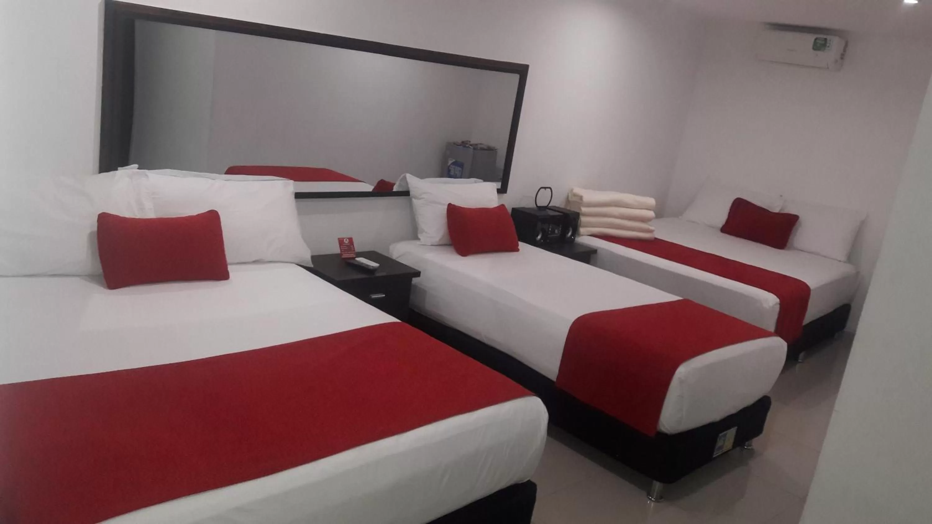 Bedroom, Bed in Hotel Cafe Plaza