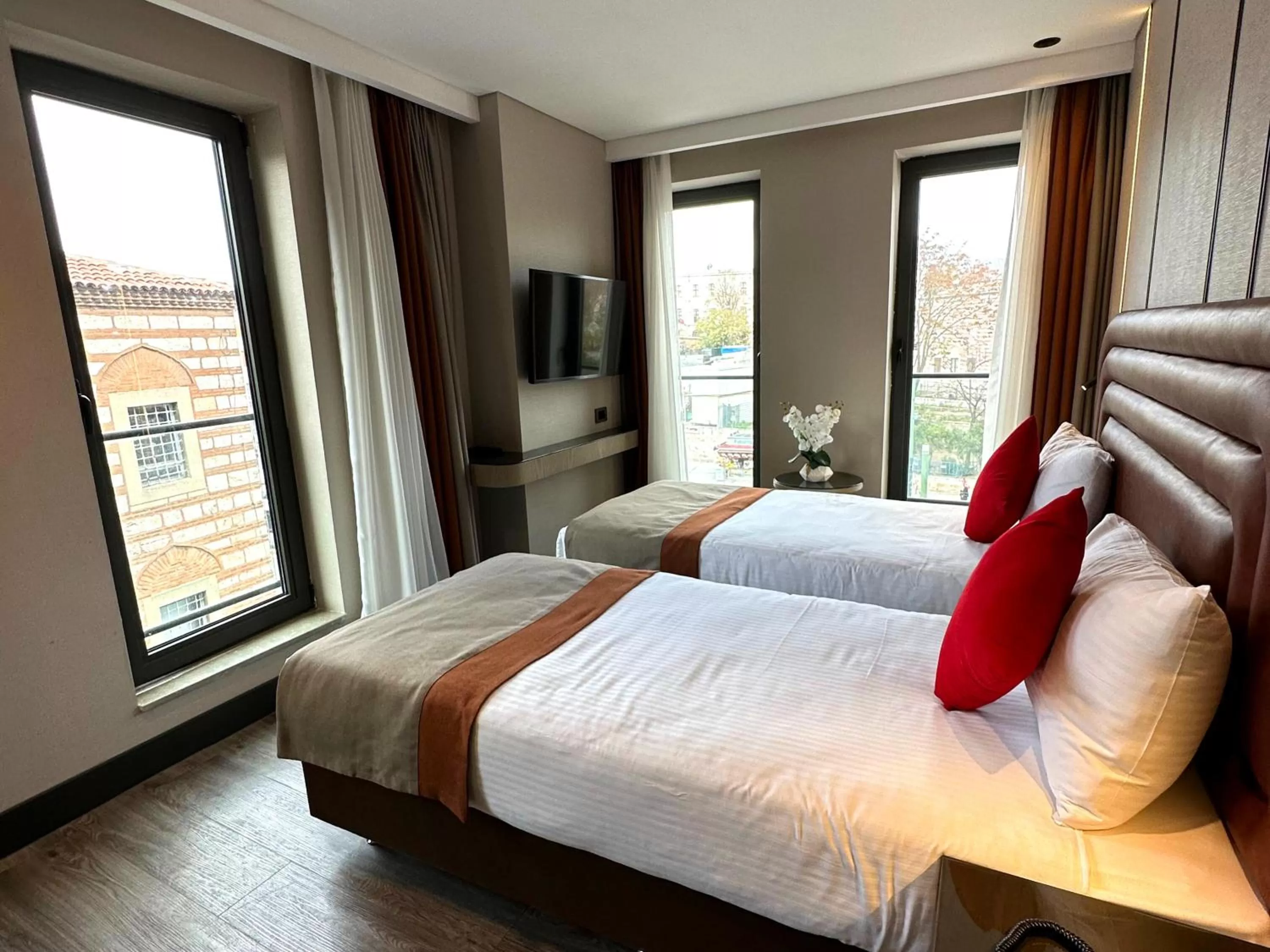 Photo of the whole room, Bed in Edition Old City Hotel