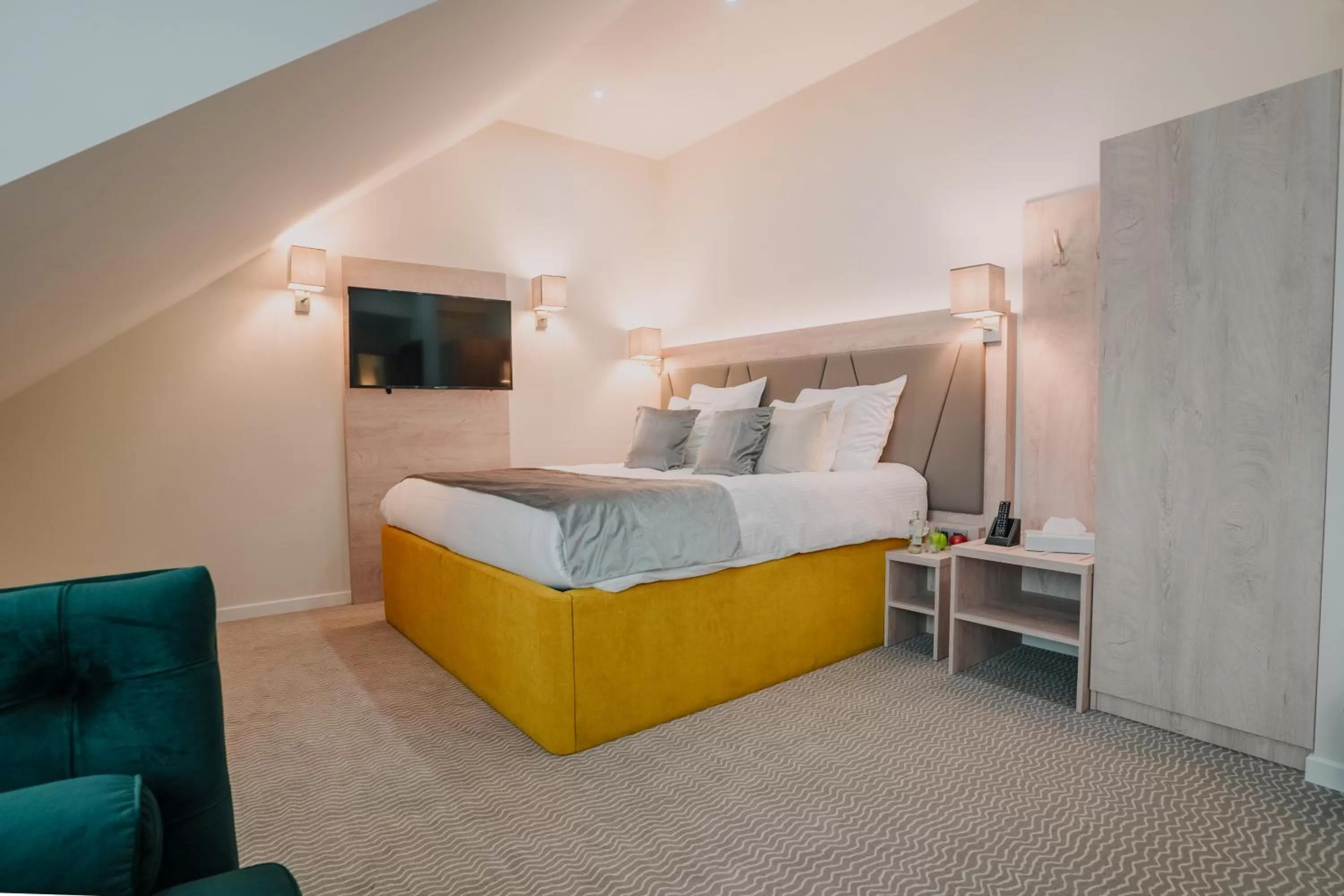 Bedroom, Bed in Hôtel Concorde