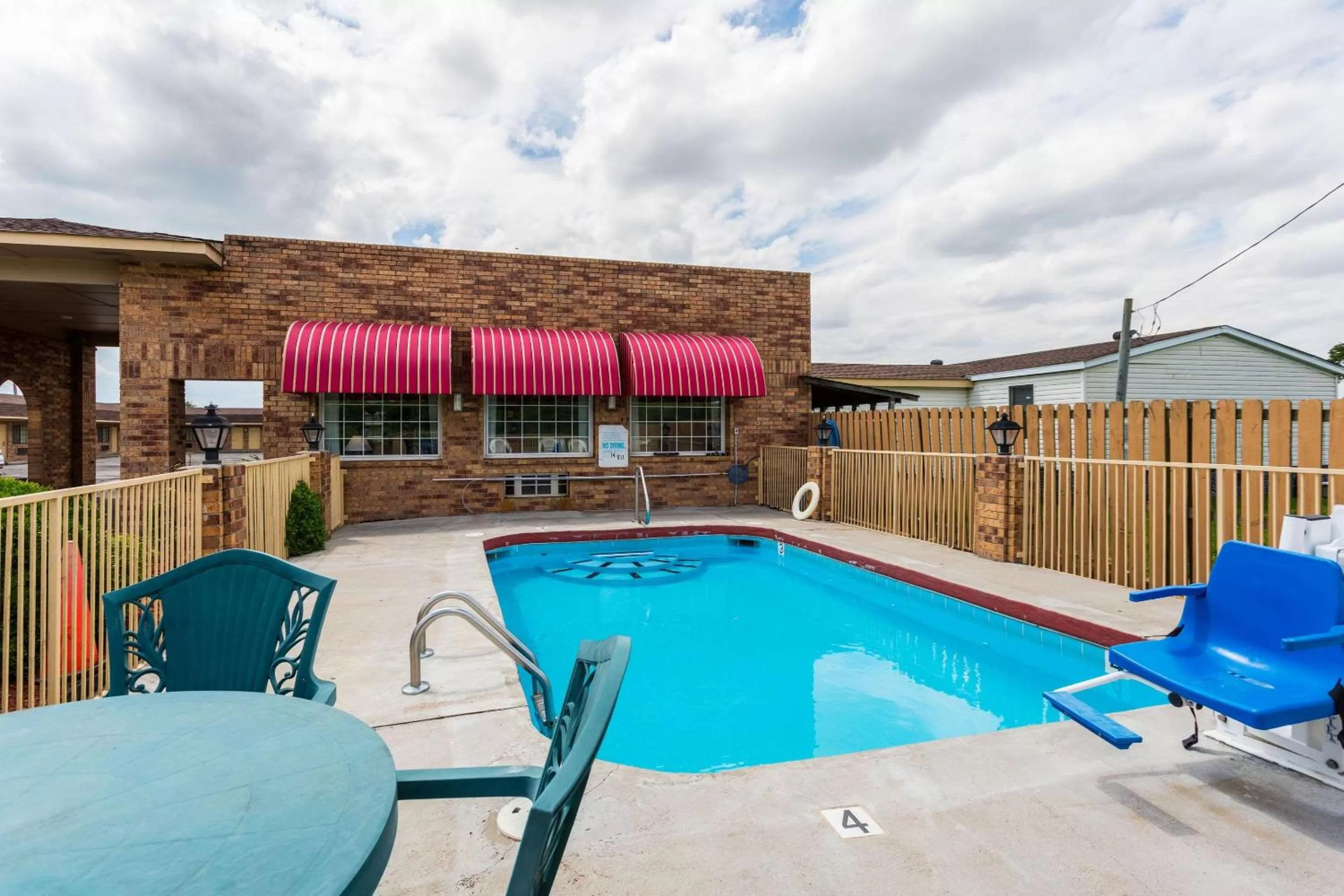 Swimming pool in Econo Lodge & Suites Brinkley