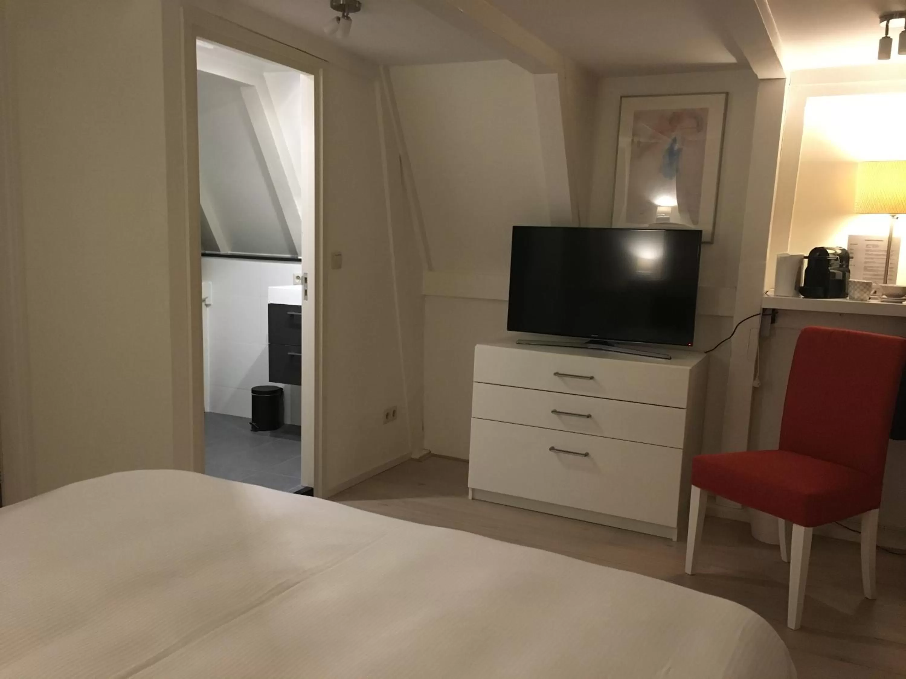 Photo of the whole room, Bed in Nine Streets Inn