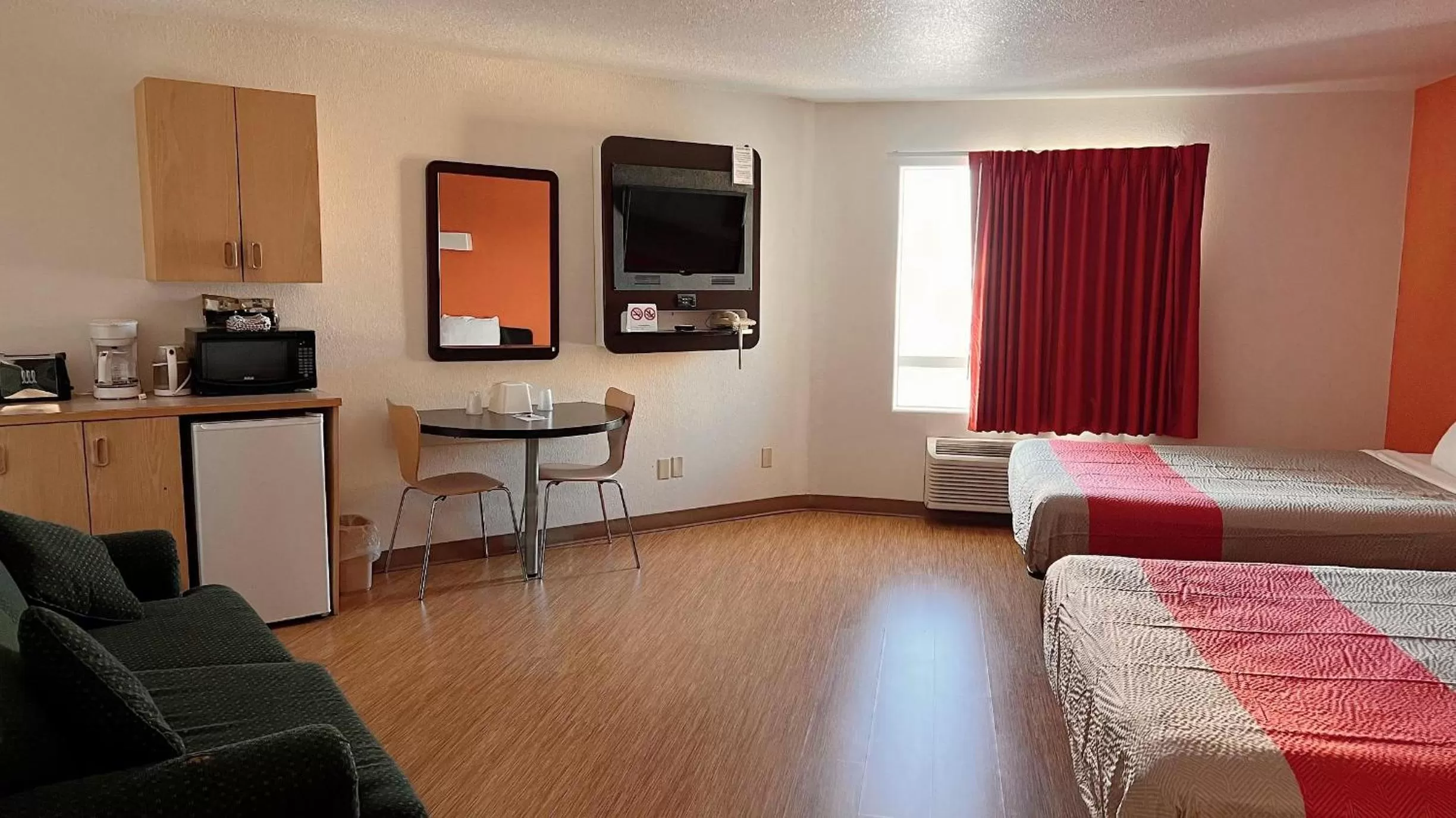 Bedroom, Bed in Motel 6-Regina, SK