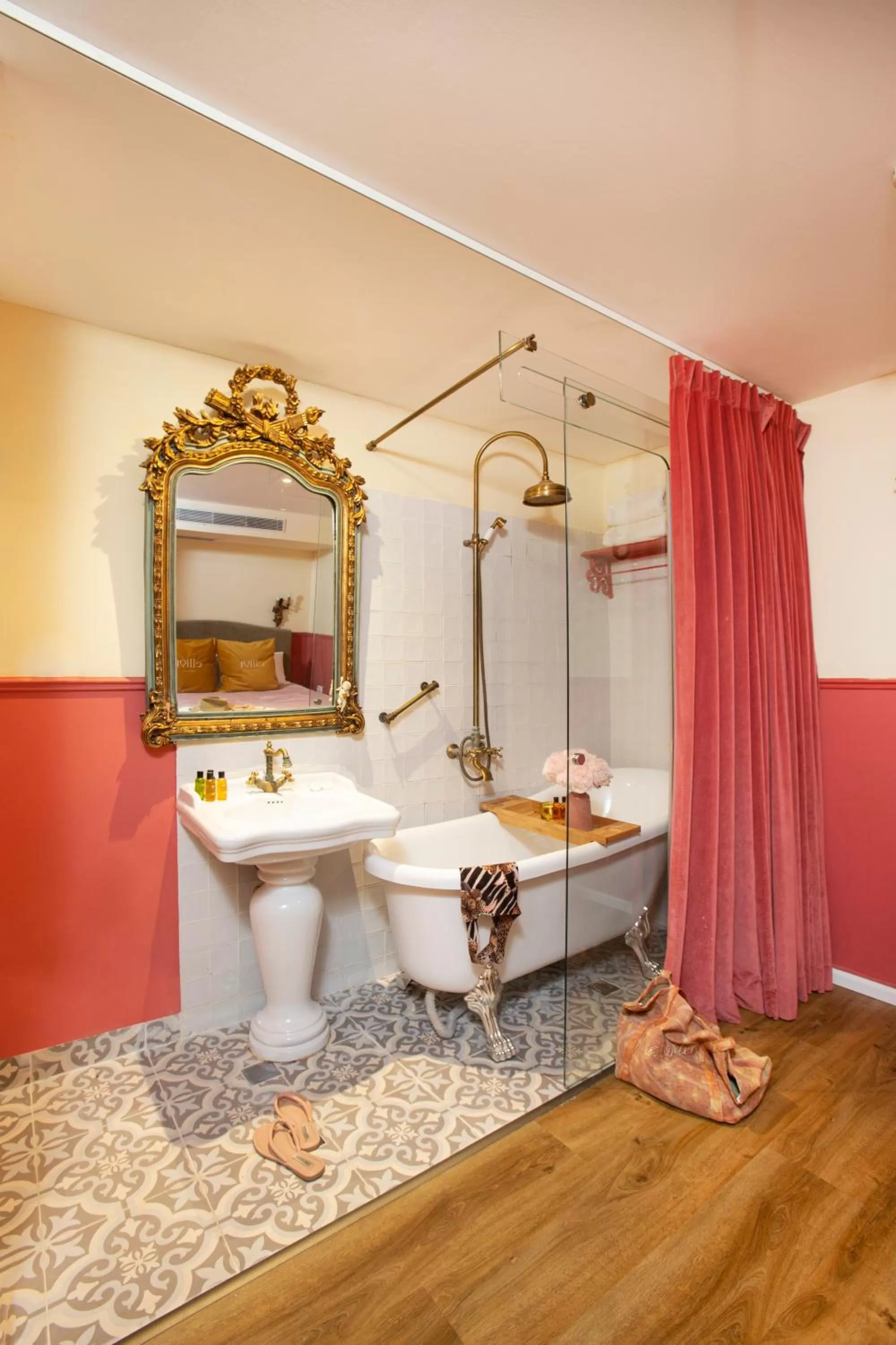 Shower in The Elliot - Adults only