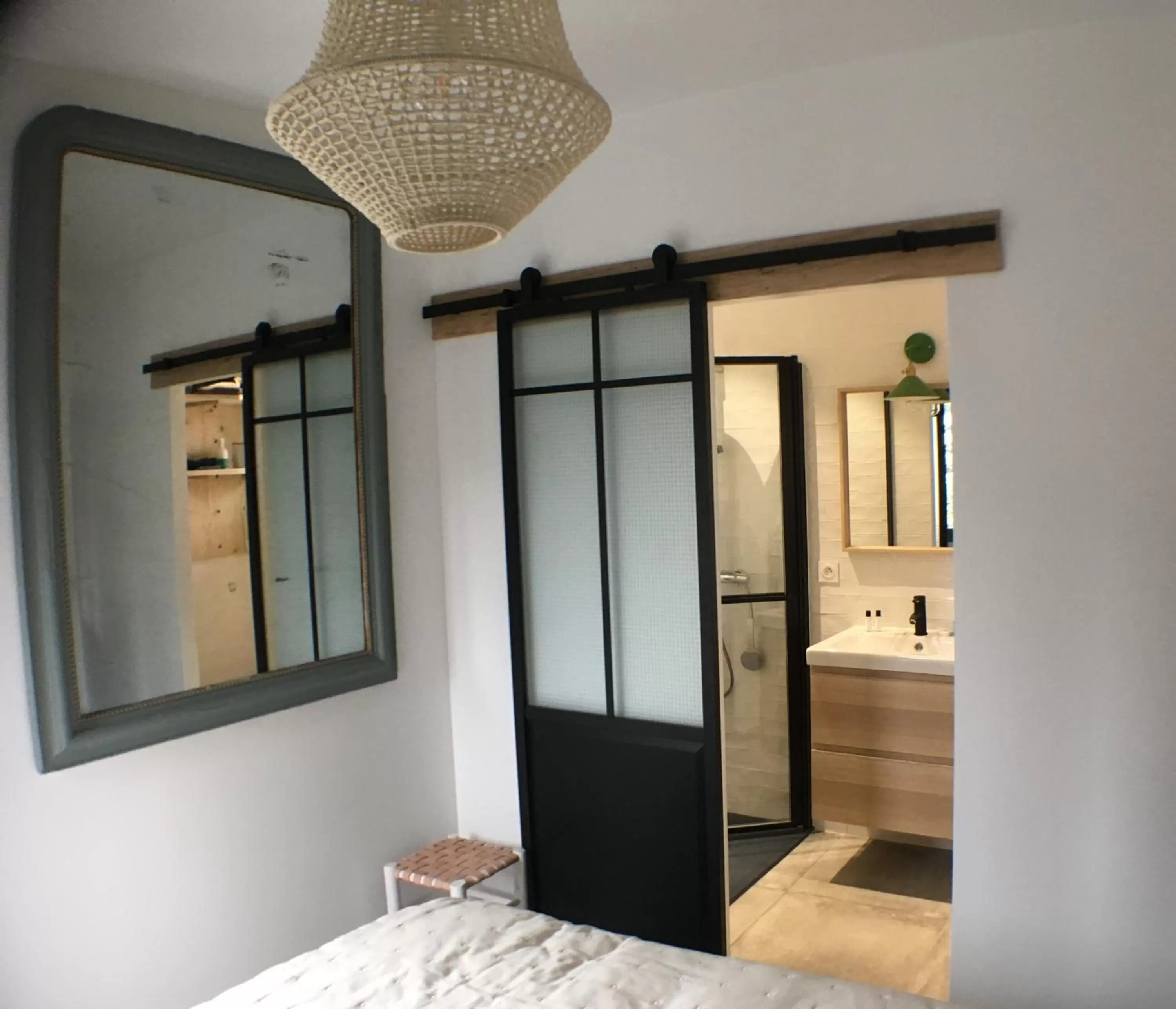 Bathroom, Bed in La Suite de l'Abbaye - climatisation et petit dej