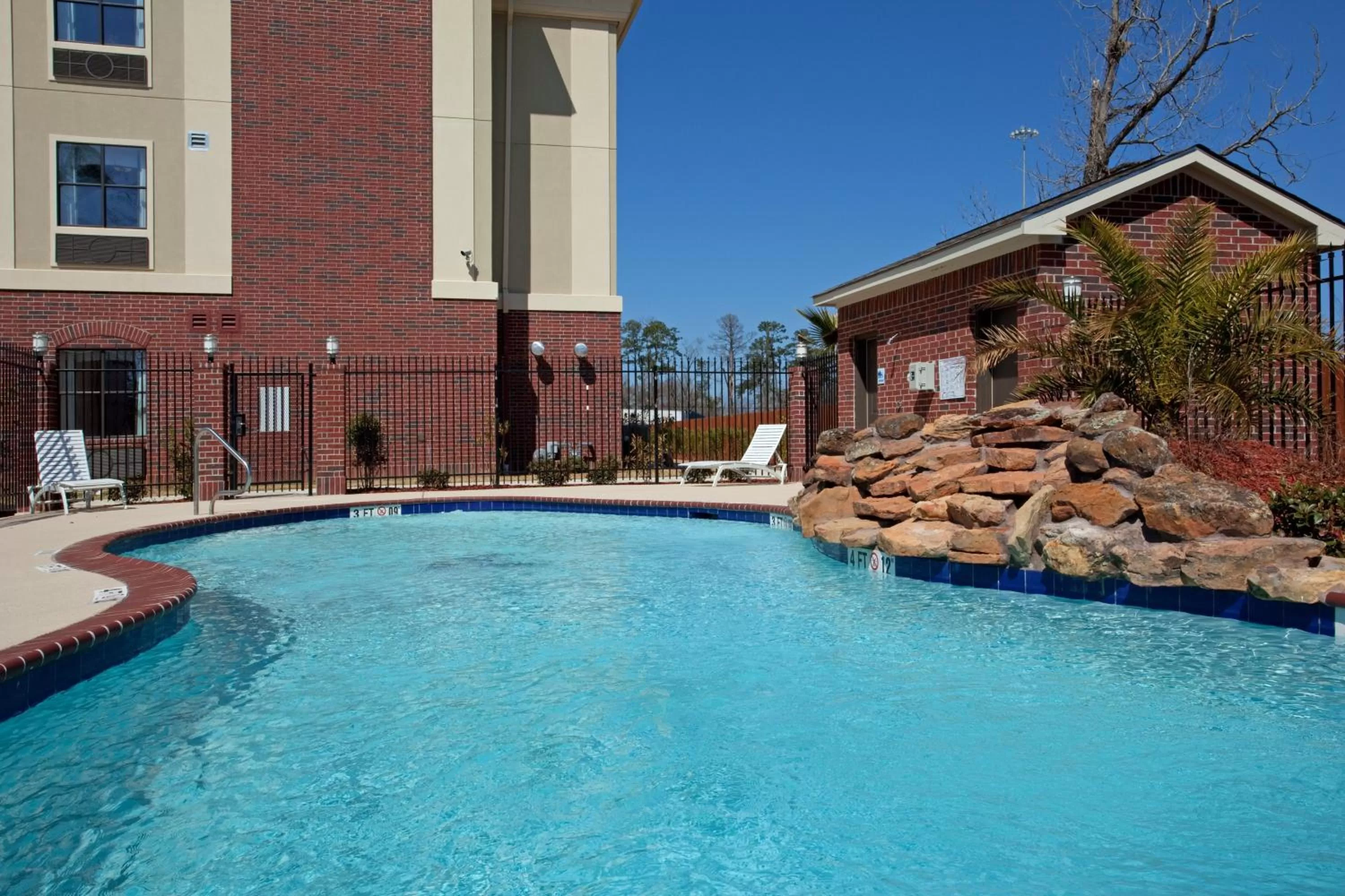 Swimming pool in Holiday Inn Express Hotel & Suites Vidor South by IHG