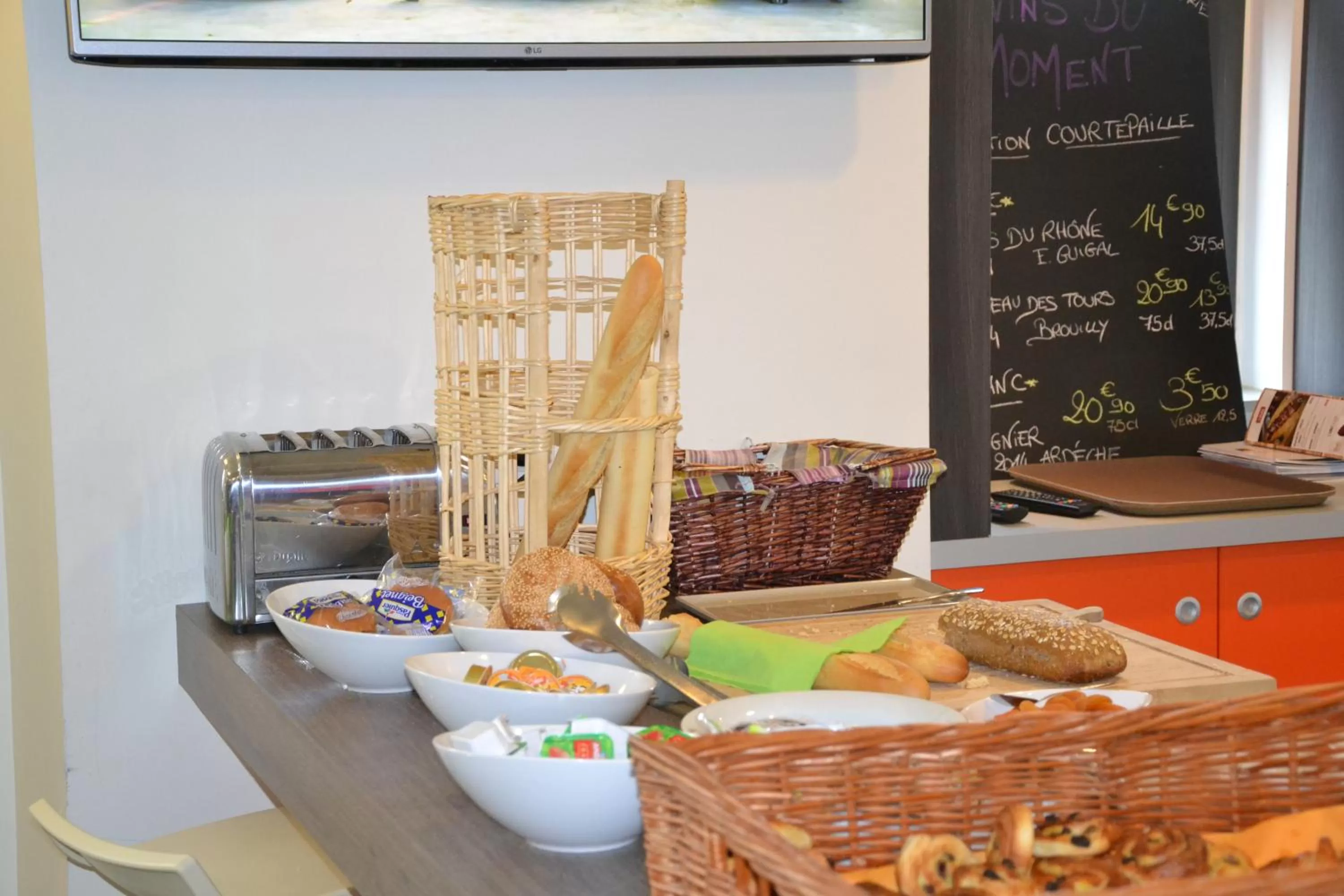 Food and drinks in ibis Styles Romans-Valence Gare TGV