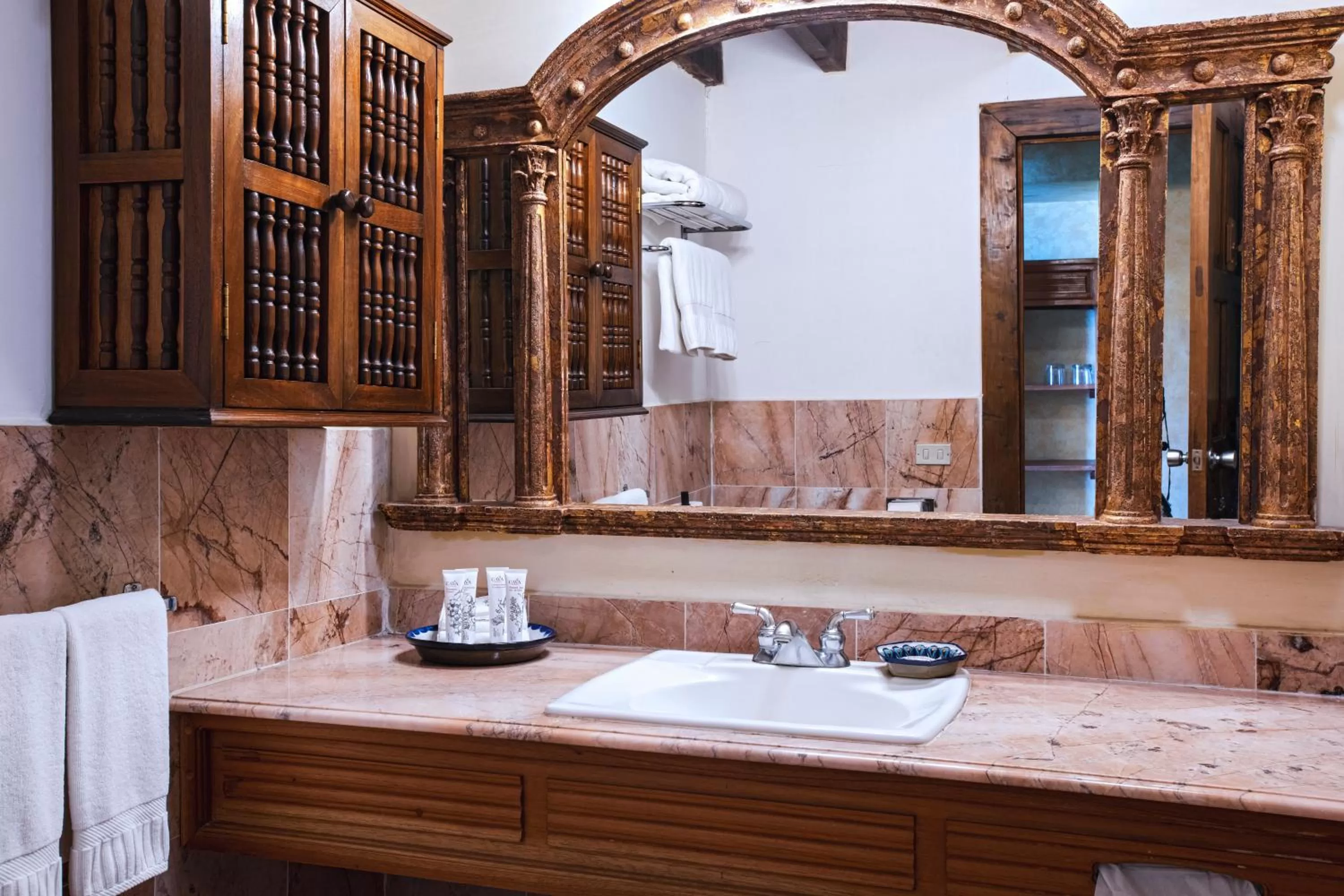 Deluxe King Room in Hotel Atitlan