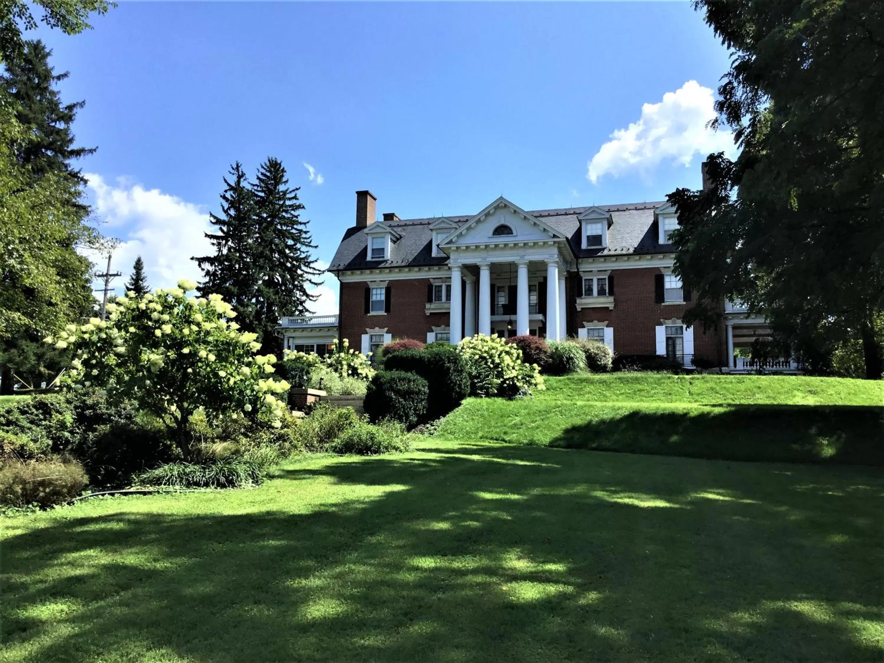 Facade/entrance in Mercersburg Inn