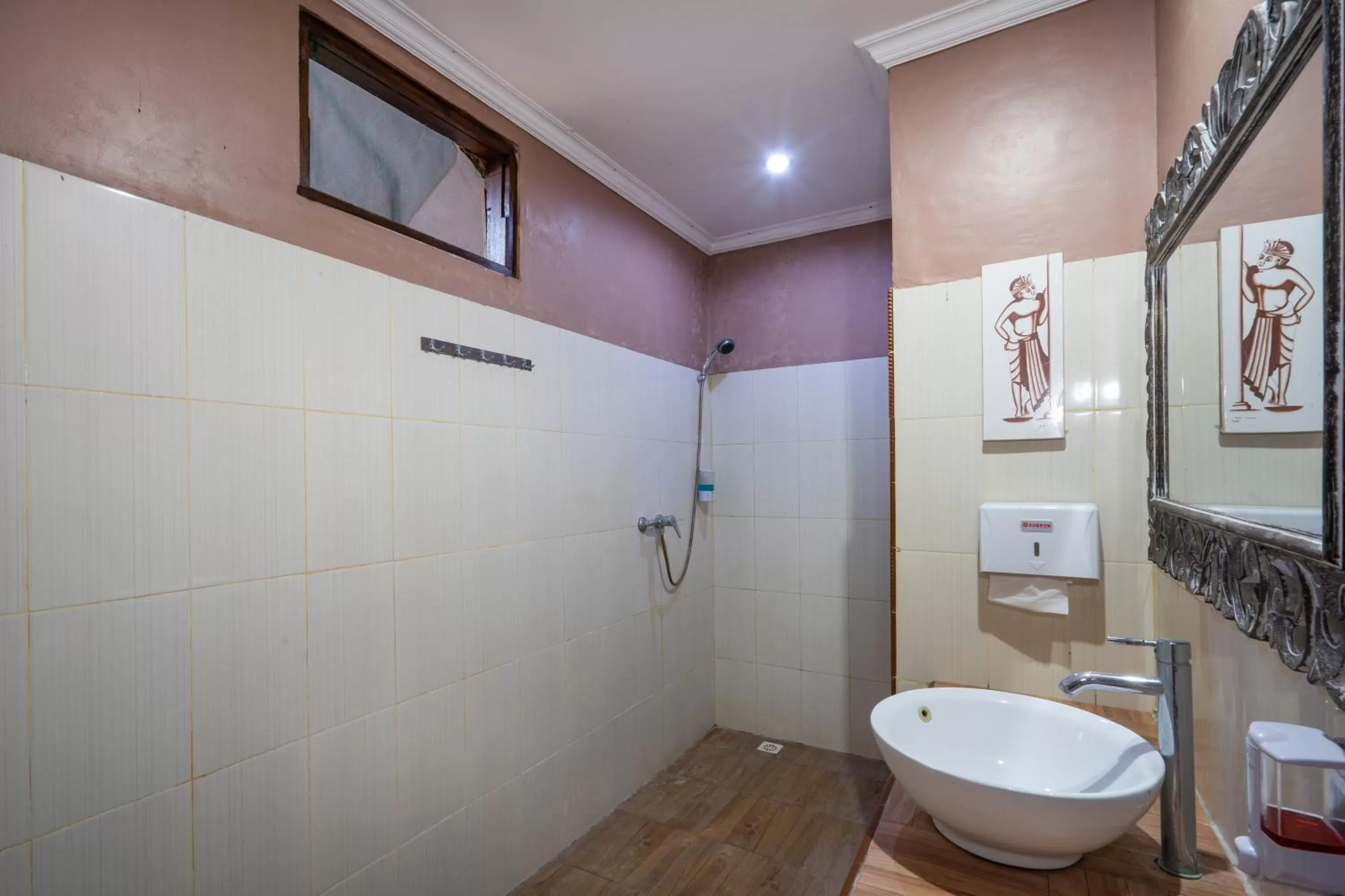 Shower in Mushroom Beach Bungalows