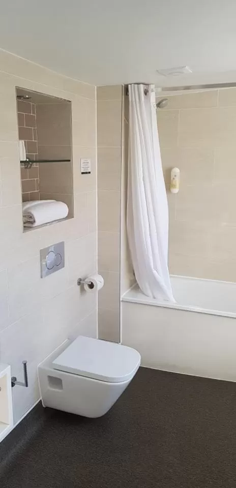 Bathroom in The Bath Arms Wetherspoon