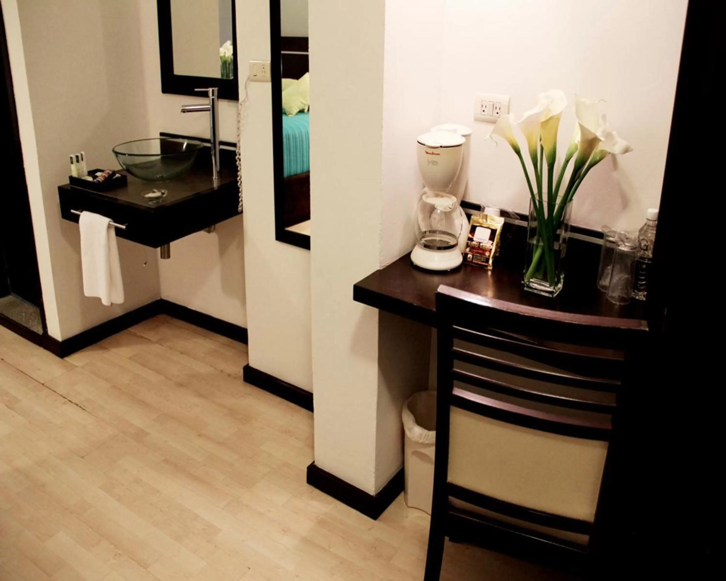 Photo of the whole room in Hotel Misión Express Xalapa