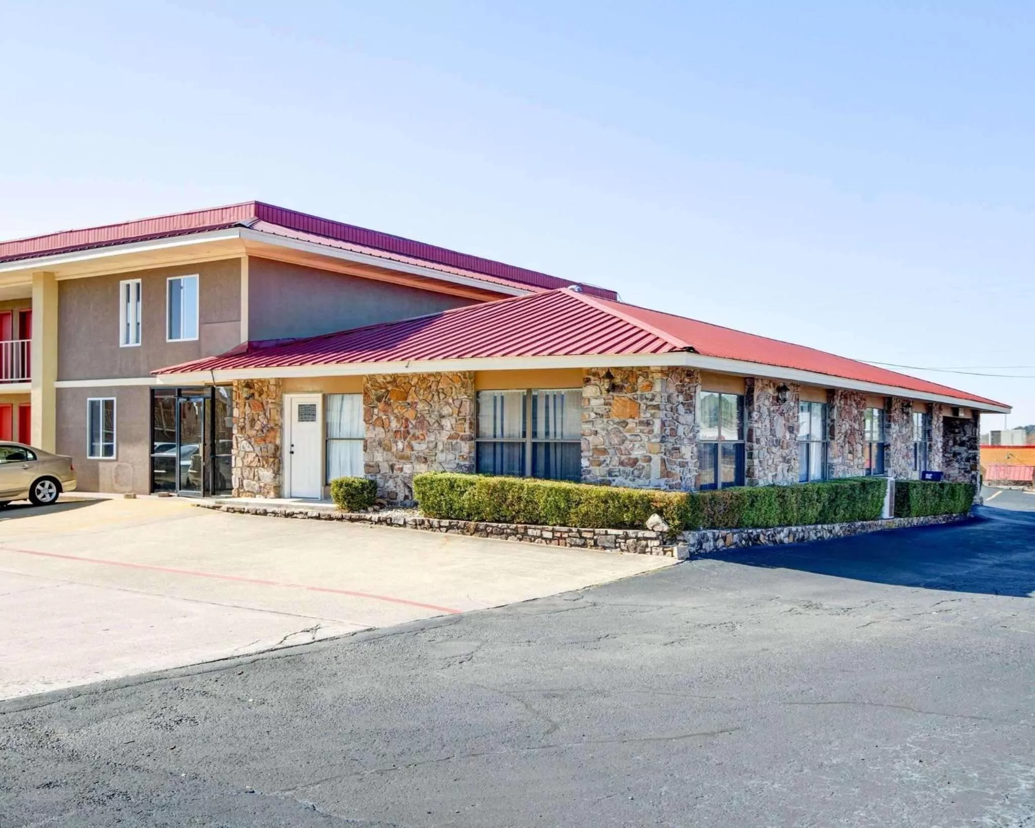 Property building in Quality Inn & Suites Hot Springs-Lake Hamilton