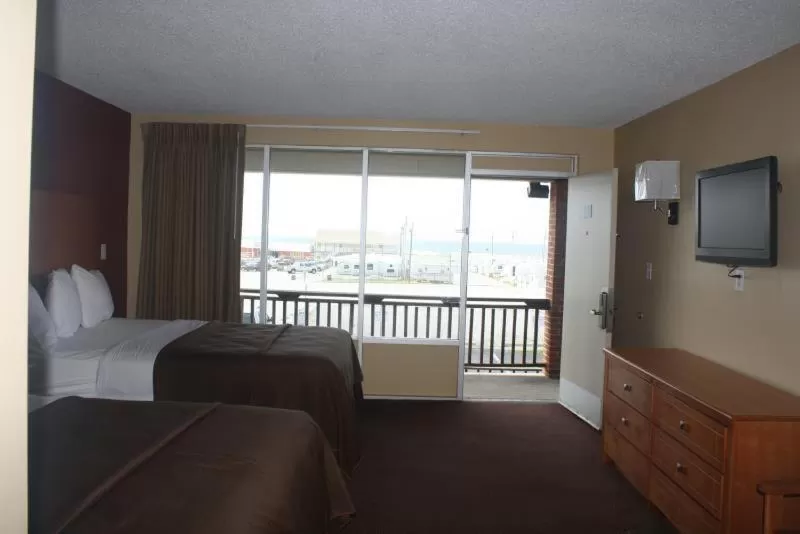 Bedroom, Bed in Oceanview Inn - Emerald Isle