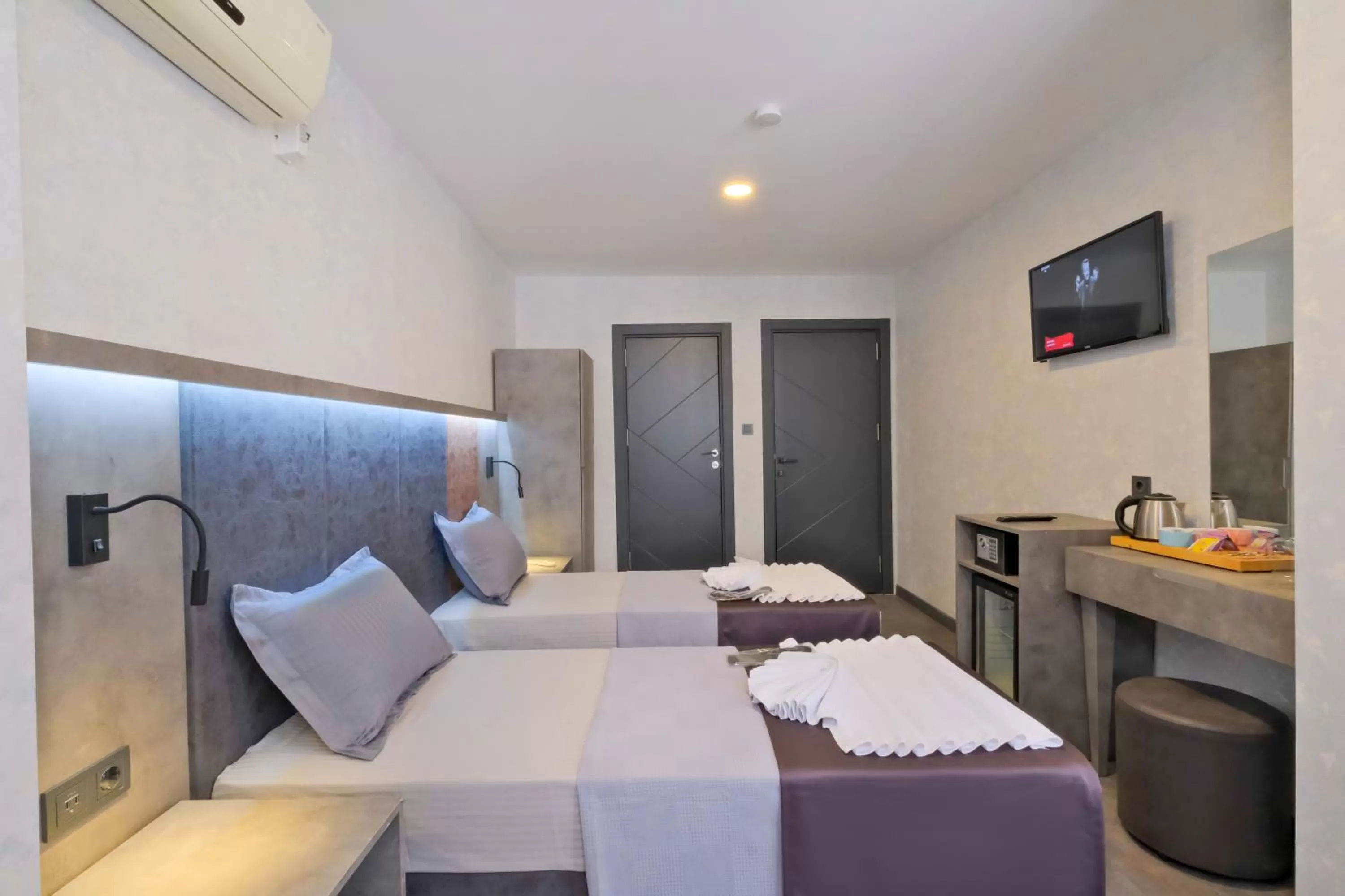 Bed in The Queen Hotel