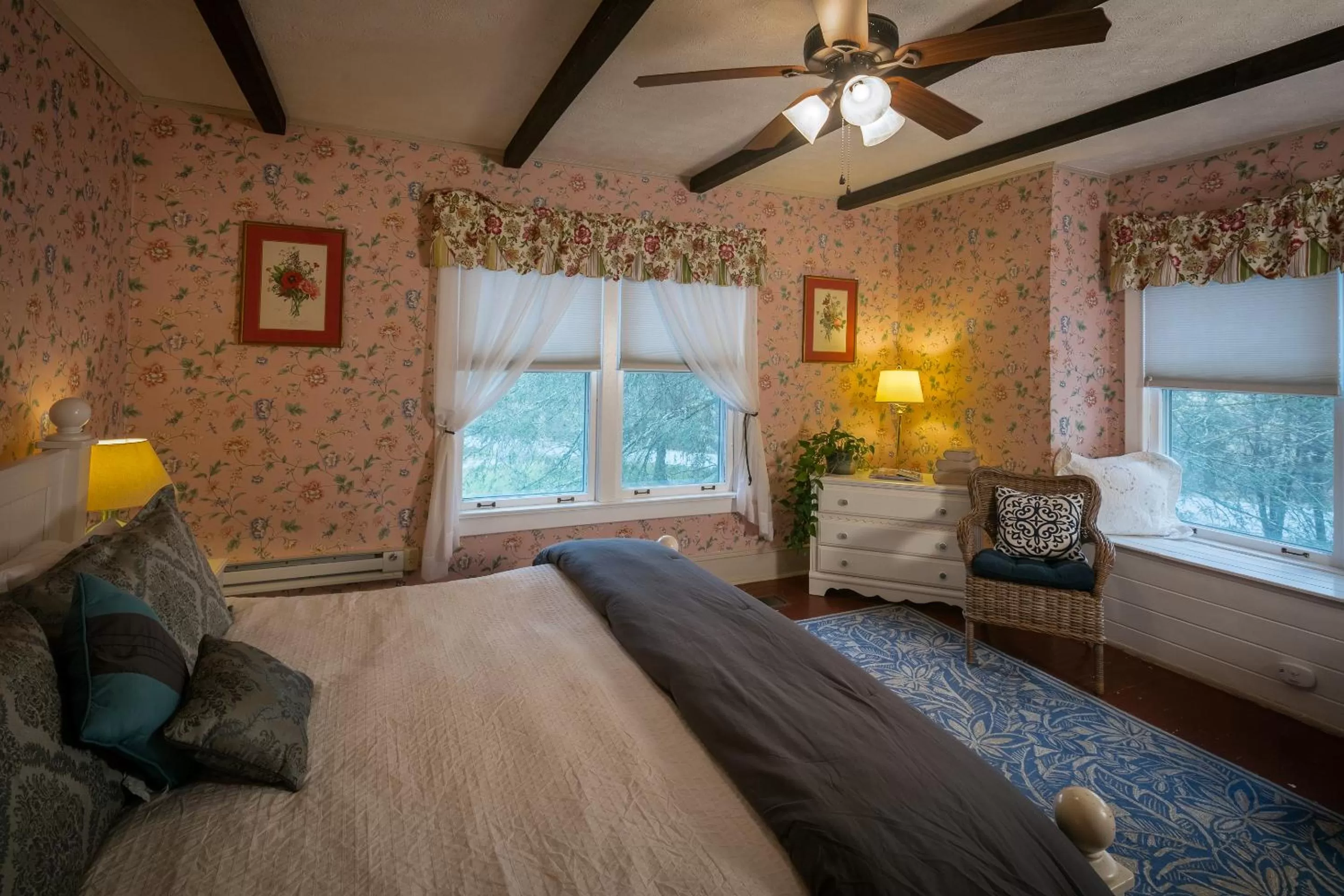 Bed in Taylor House Inn