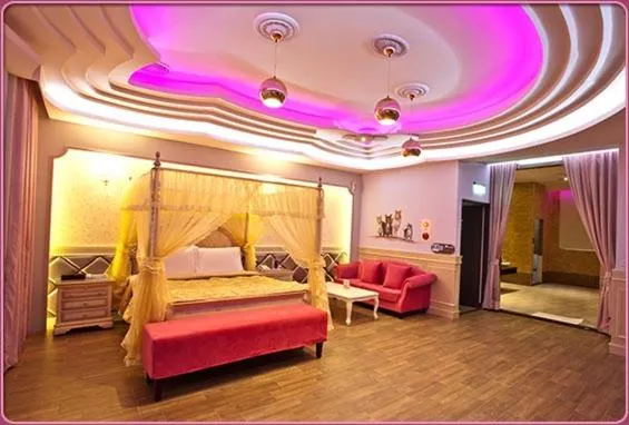 Decorative detail, Bed in Wei Feng Hotel - Kaohsiung