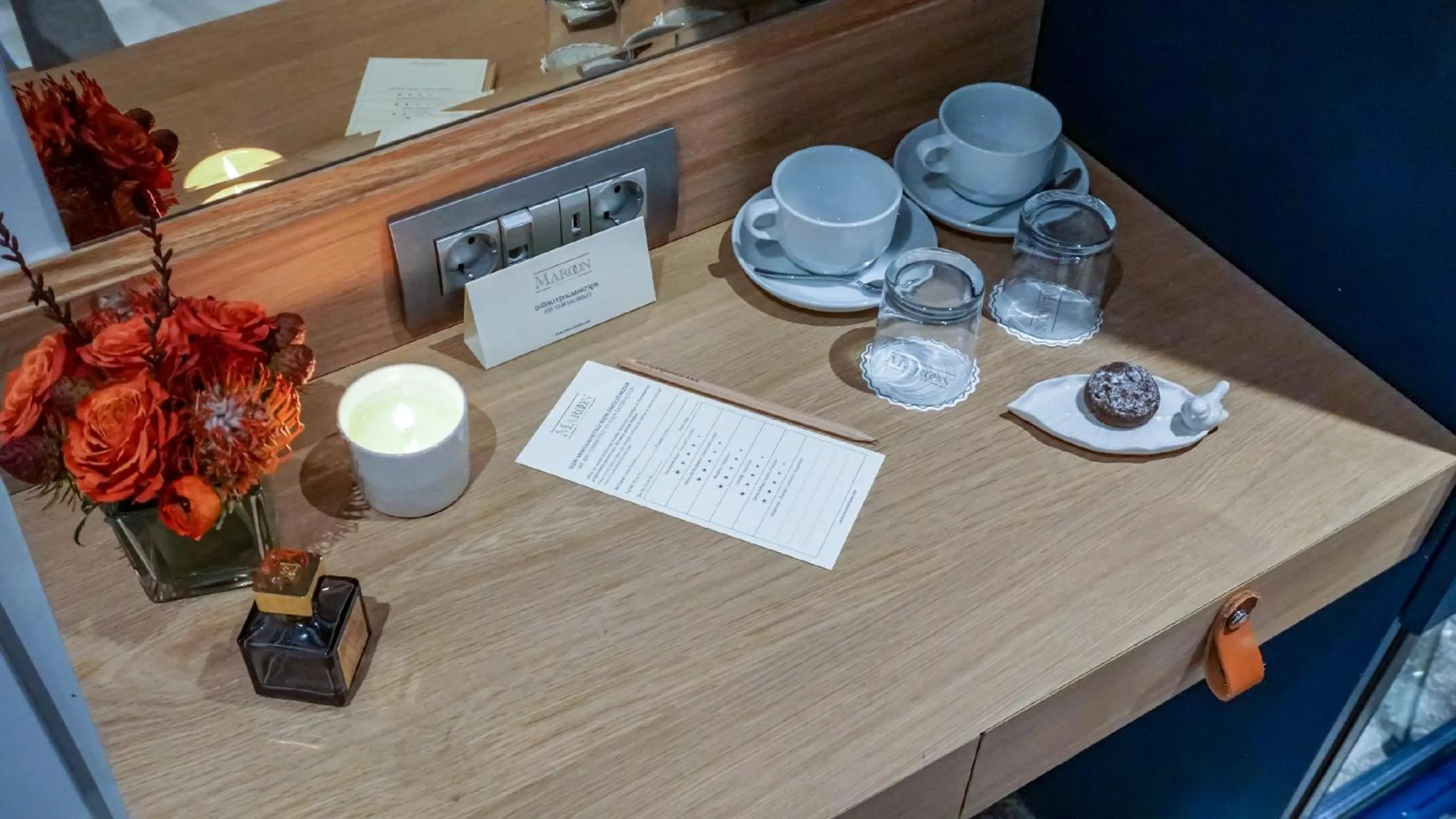 Kitchen or kitchenette in Maroon Tomtom