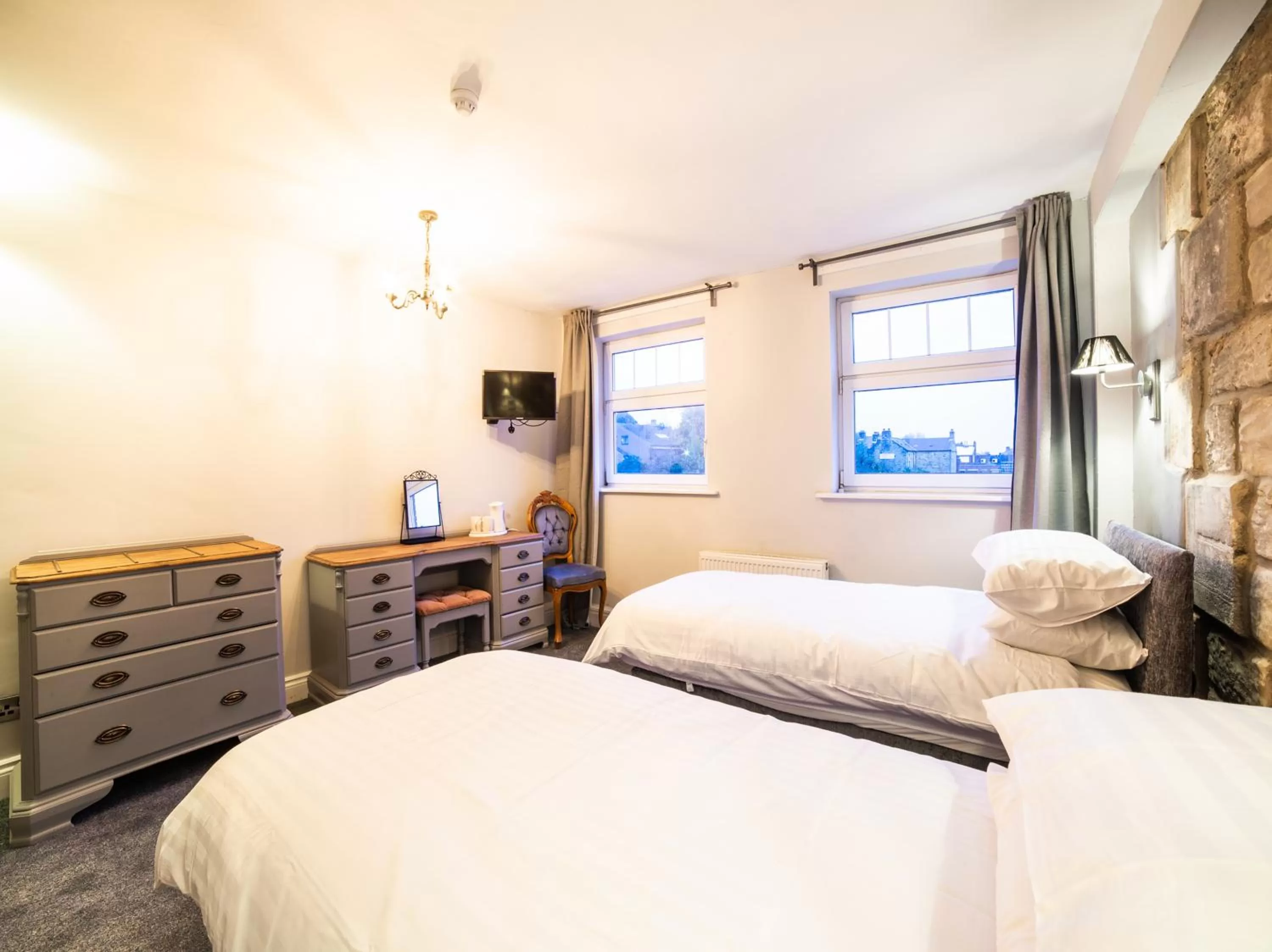 Bedroom, Bed in Churchill's Hotel