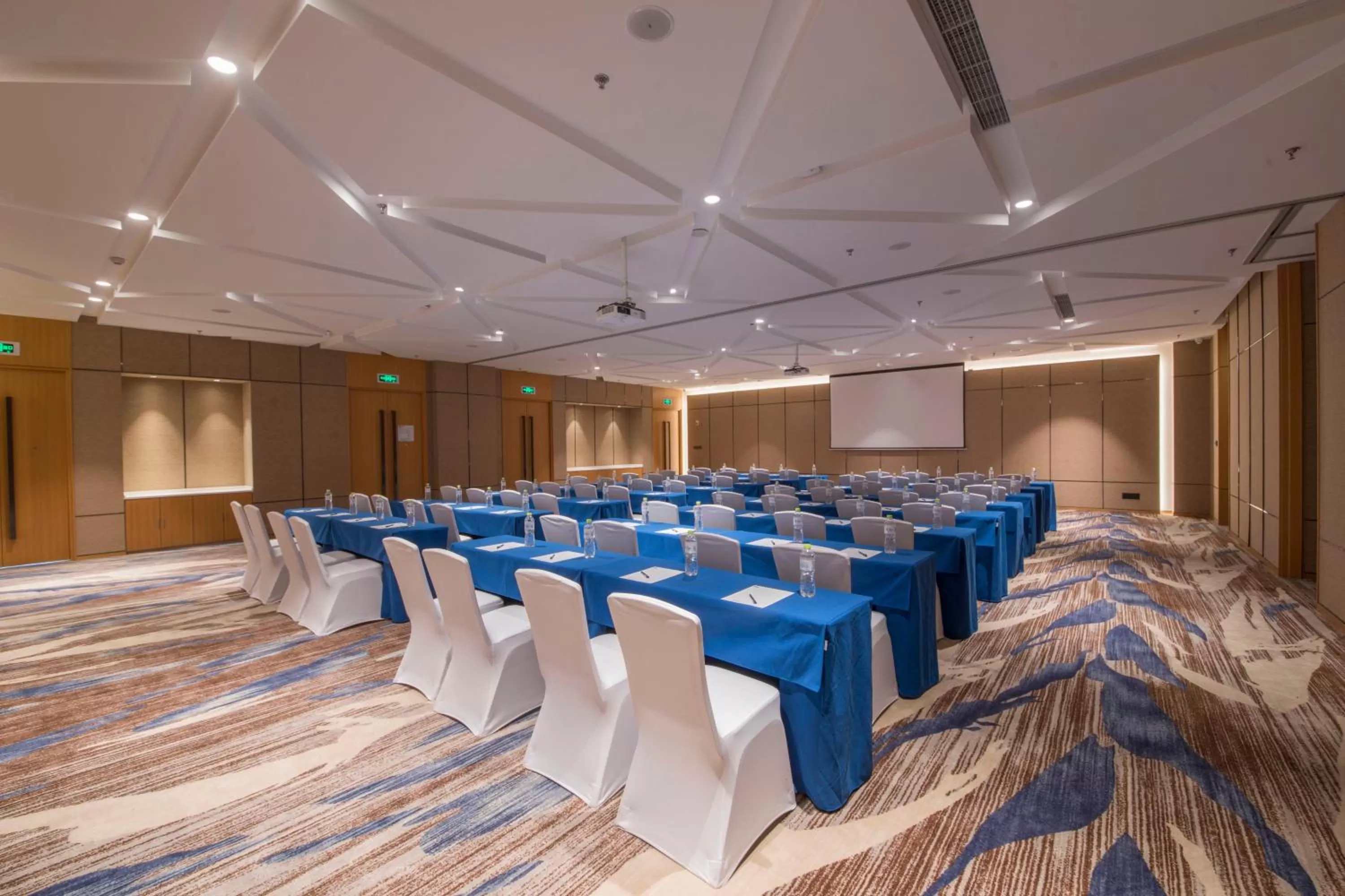 Meeting/conference room in Holiday Inn Express Qingdao Chengyang Central by IHG