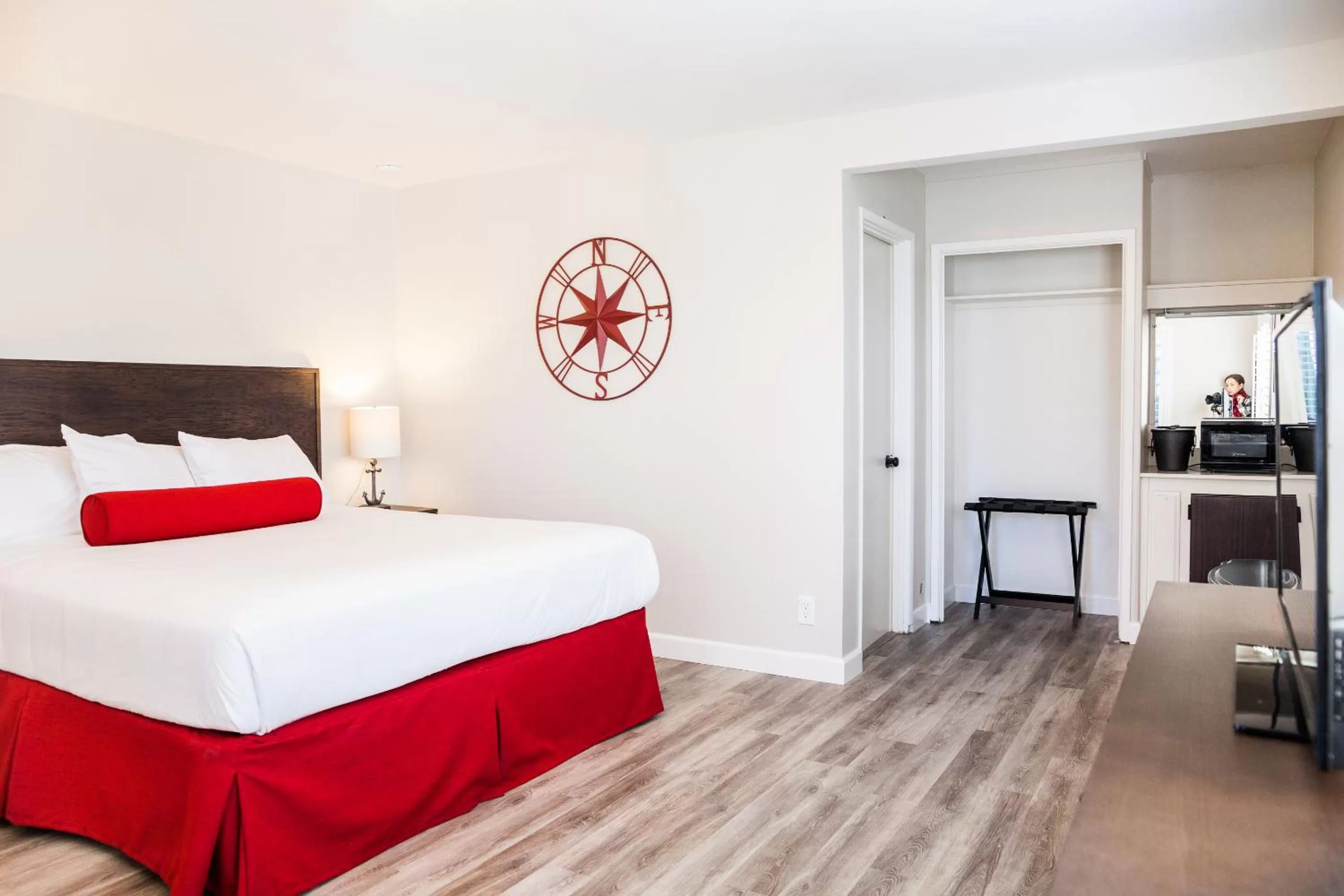 Photo of the whole room, Bed in The Landing at Morro Bay