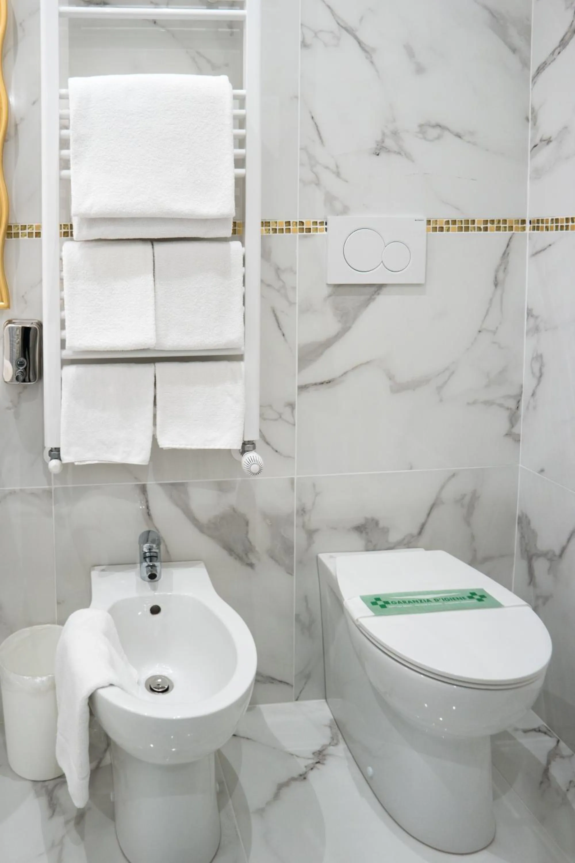 Bathroom in Guest House Train Station Venice - Atika & Atif