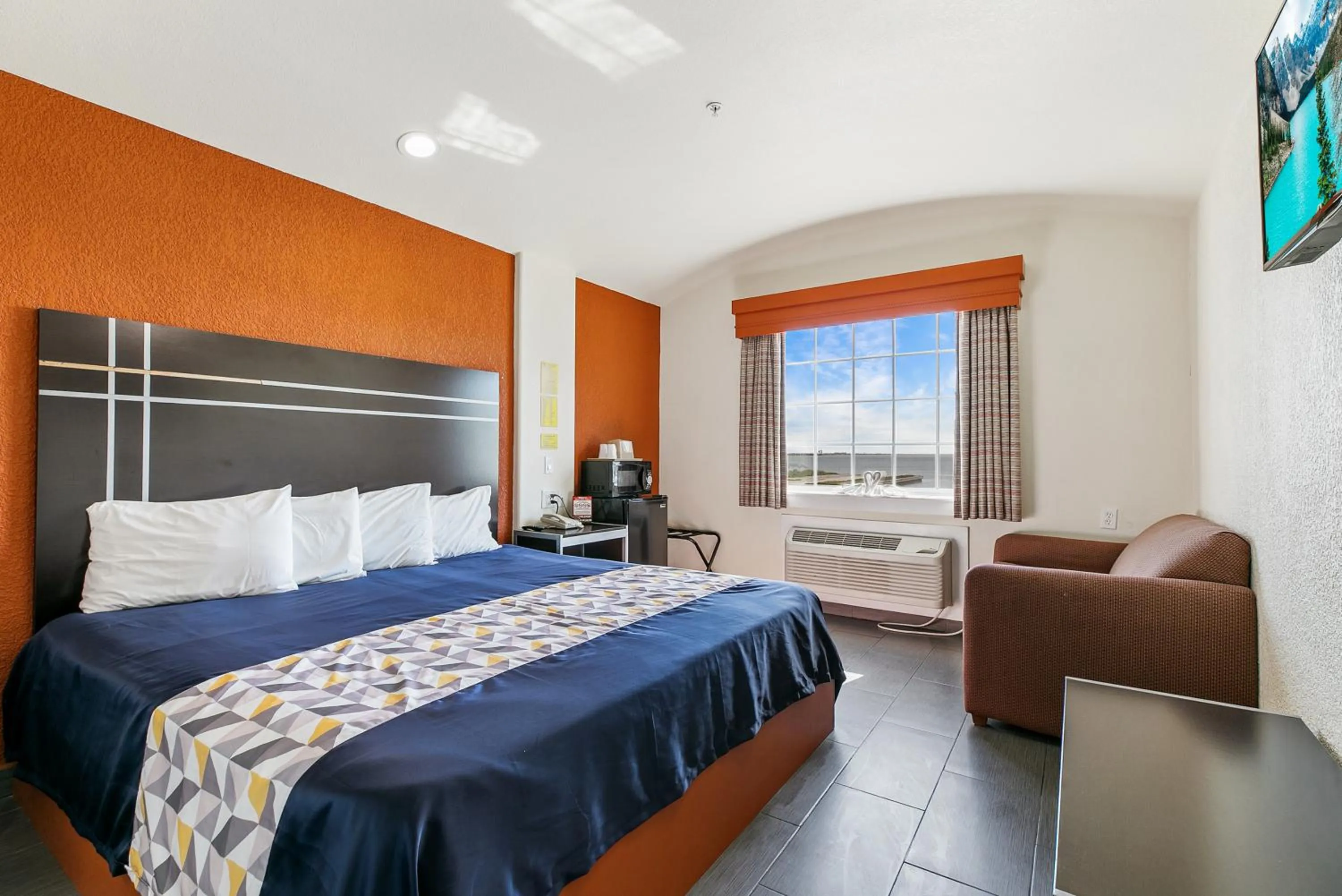 Photo of the whole room, Bed in Lighthouse Inn