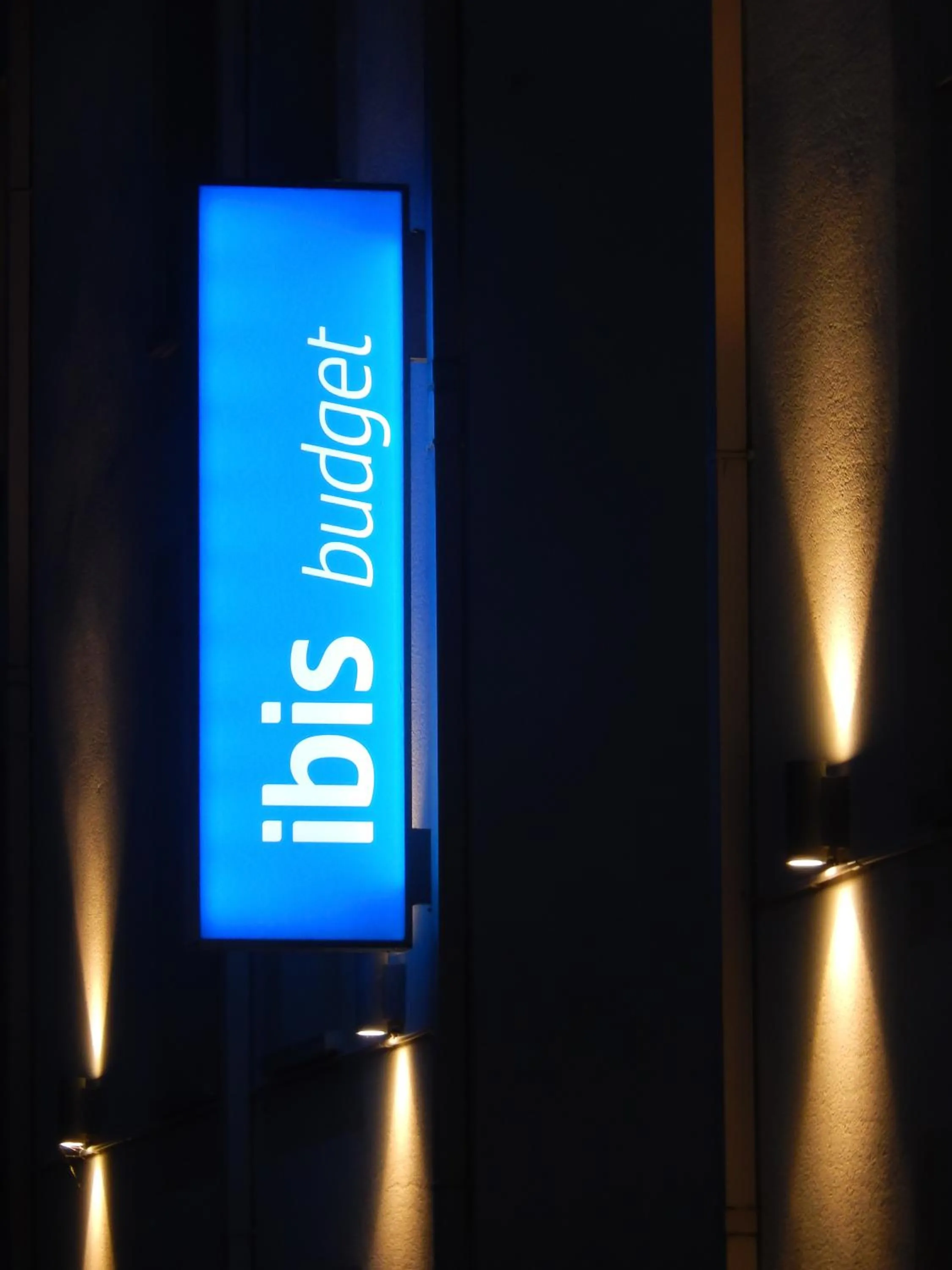 Property logo or sign in Ibis Budget Boulogne-Sur-Mer Centre les Ports