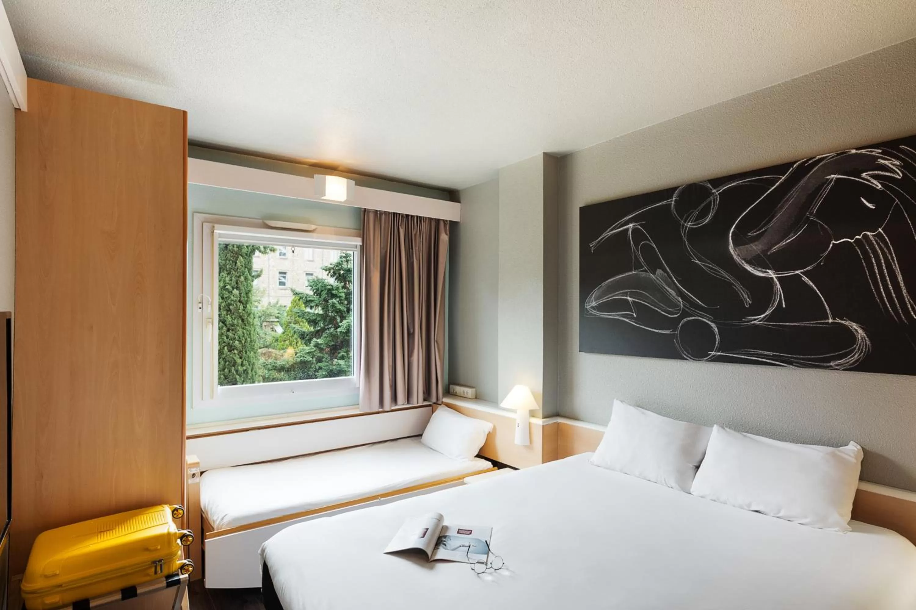 Photo of the whole room, Bed in Ibis Salamanca