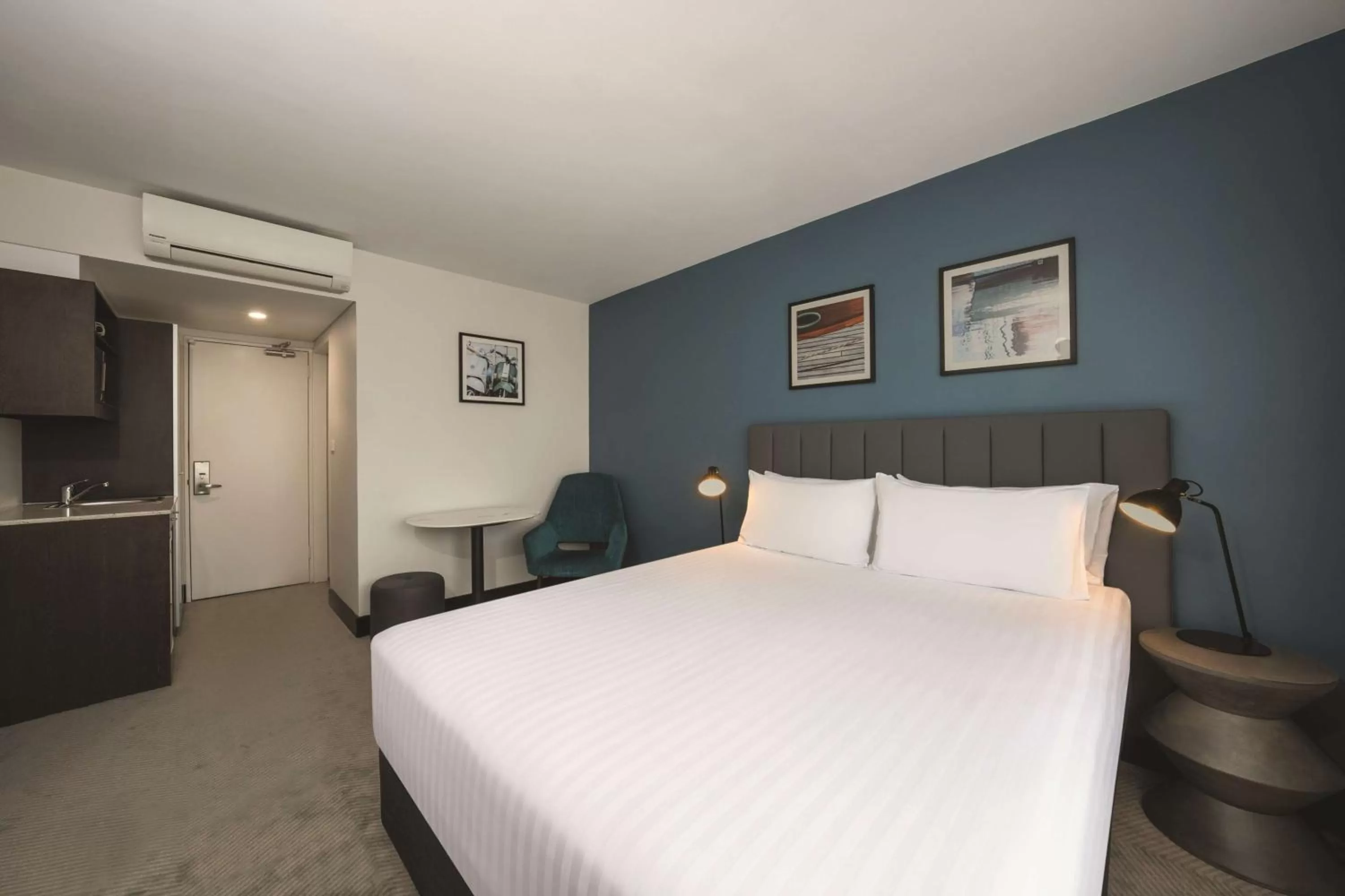 Bedroom, Bed in Travelodge Hotel Hobart