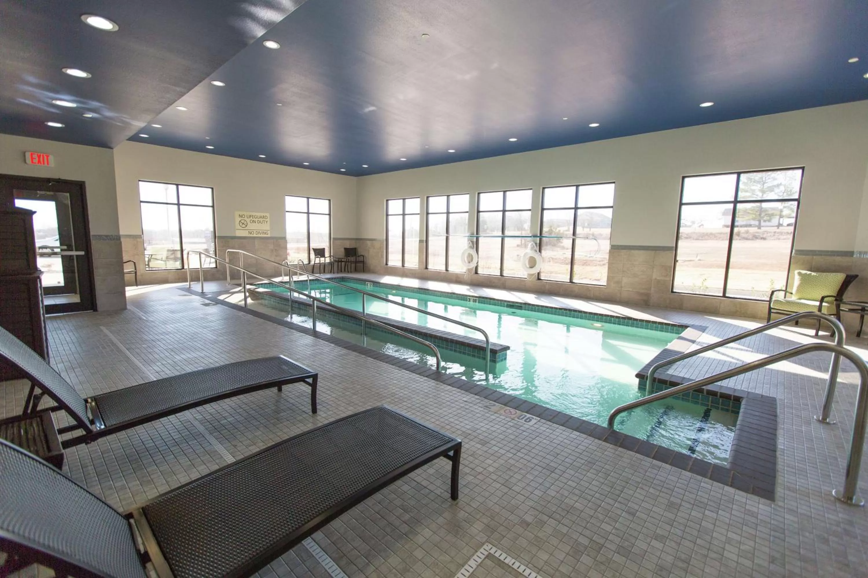 Swimming pool in Hampton Inn & Suites Stroud