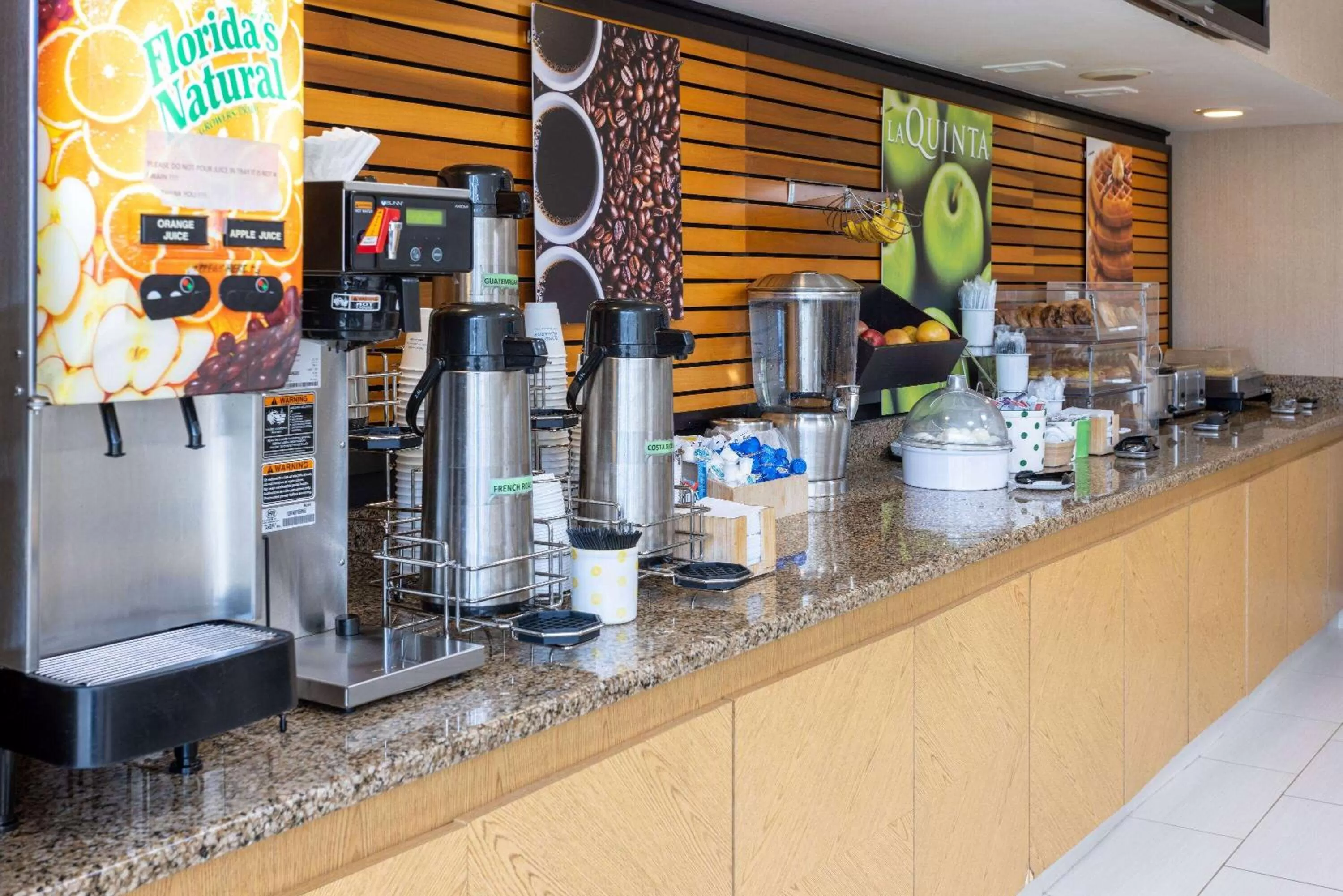 Breakfast in La Quinta Inn & Suites by Wyndham Kingsport TriCities