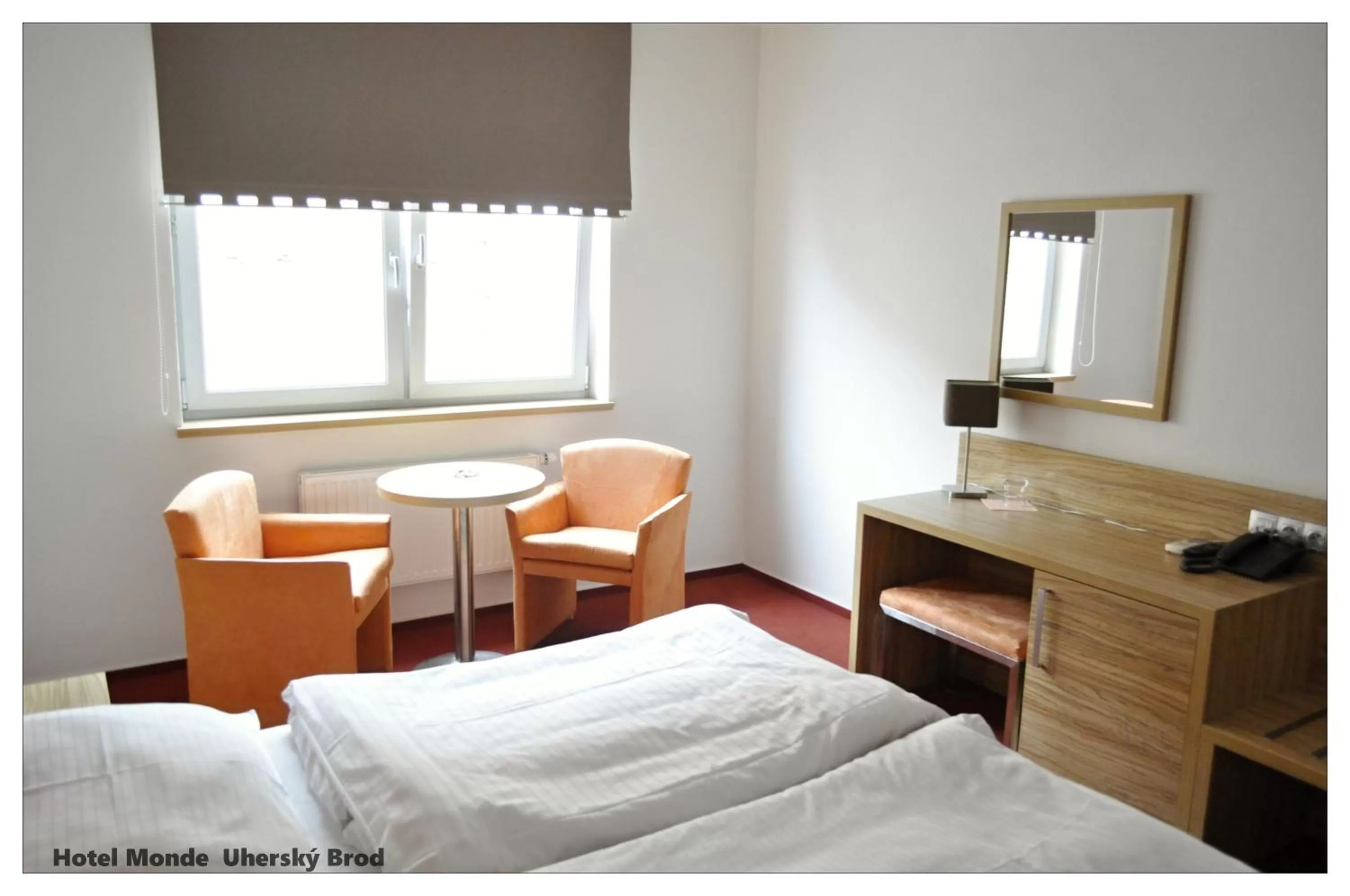 Bedroom, Bed in Hotel Monde