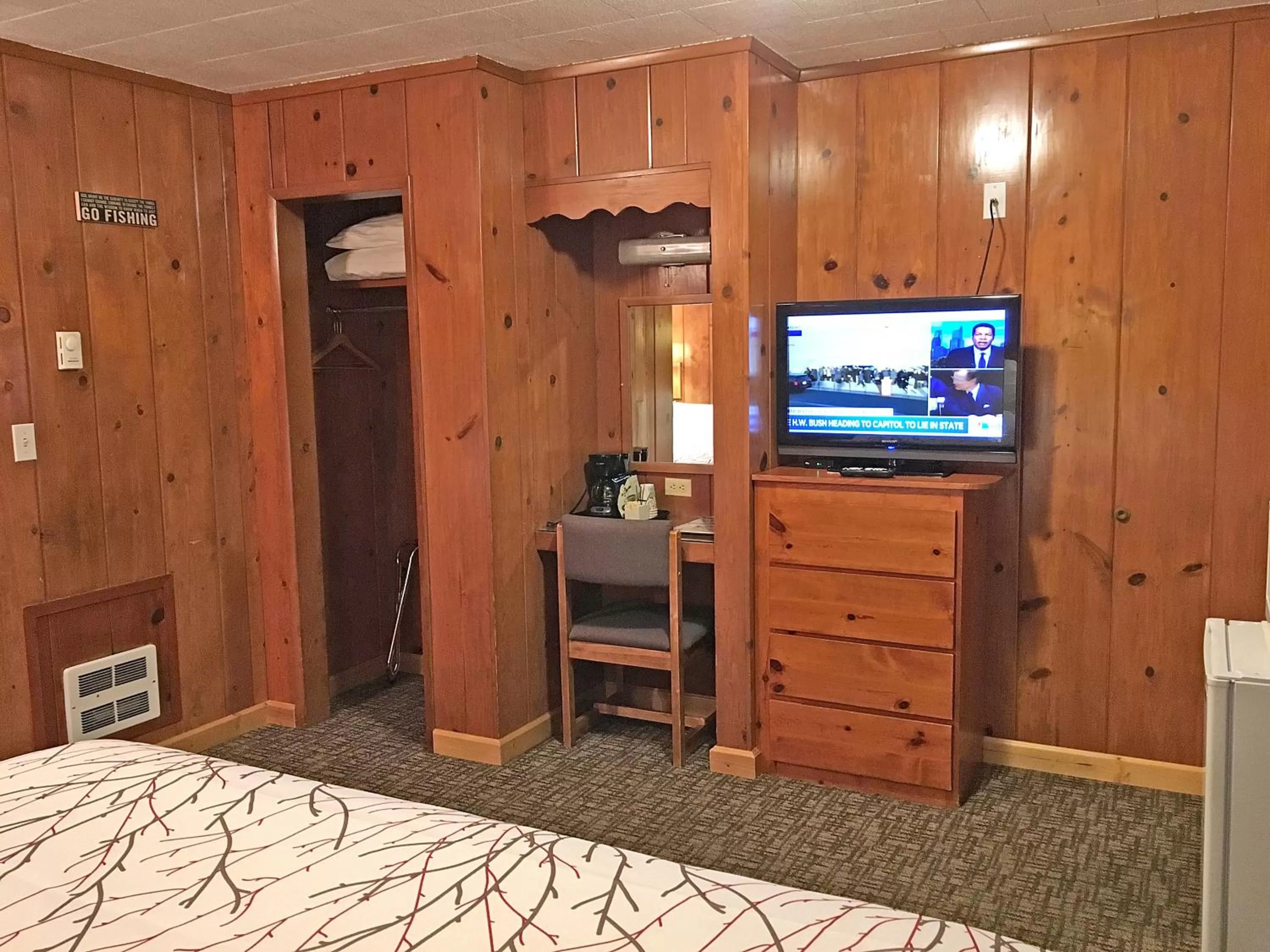 Photo of the whole room, Bed in Park Motel and Cabins