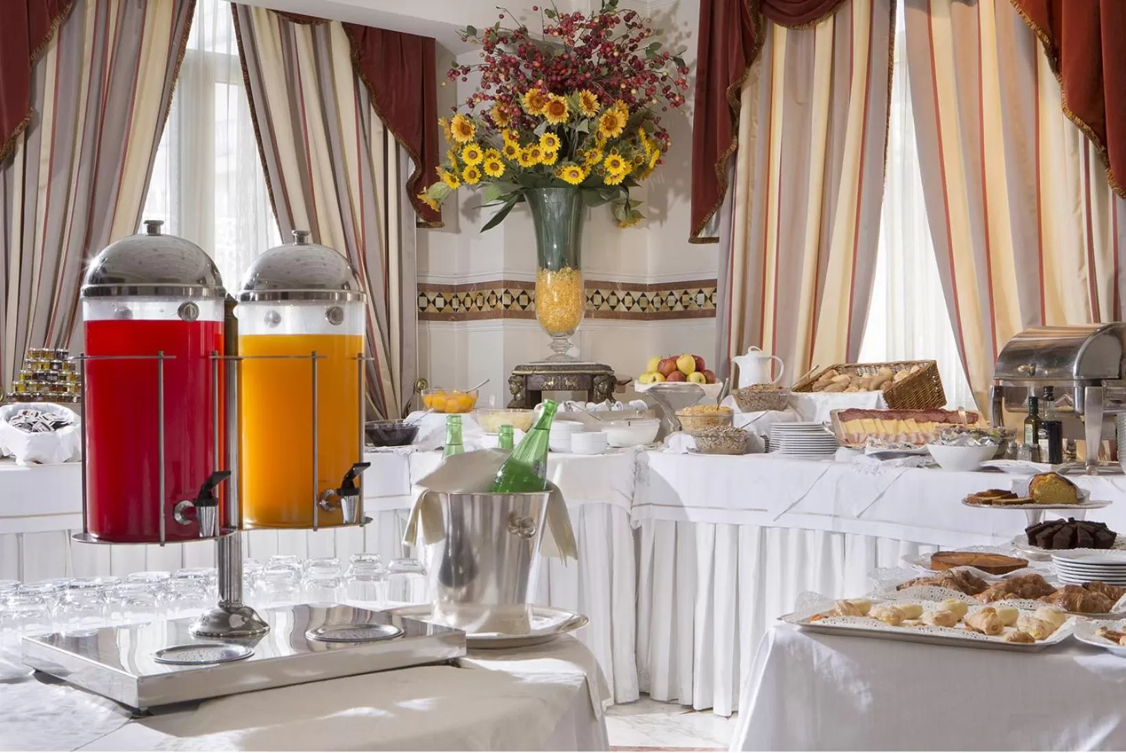 Continental breakfast in Grand Hotel Vanvitelli
