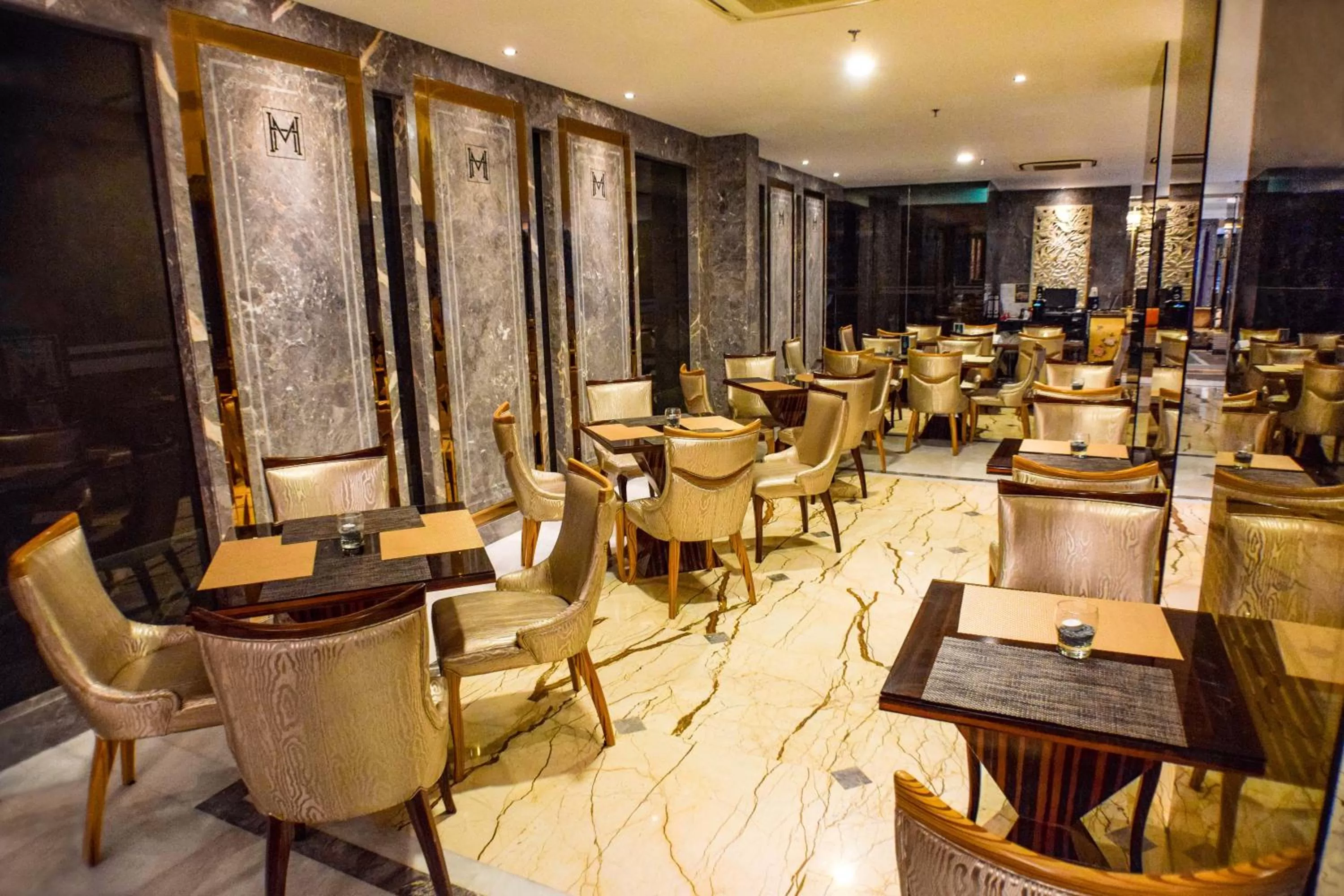 Restaurant/places to eat in Moty Hotel