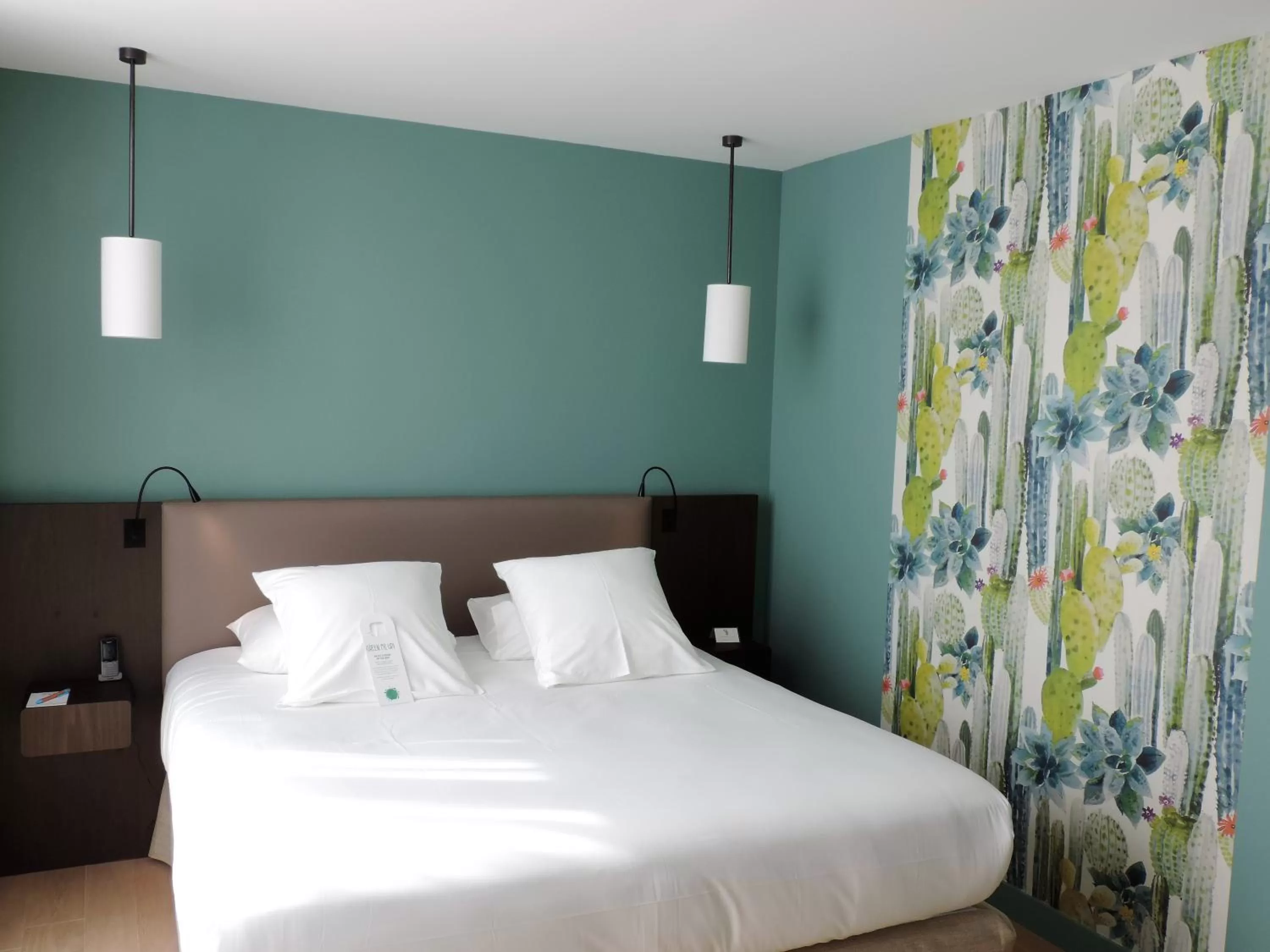 Photo of the whole room, Bed in Hotel L'Arbre Voyageur - LILLE