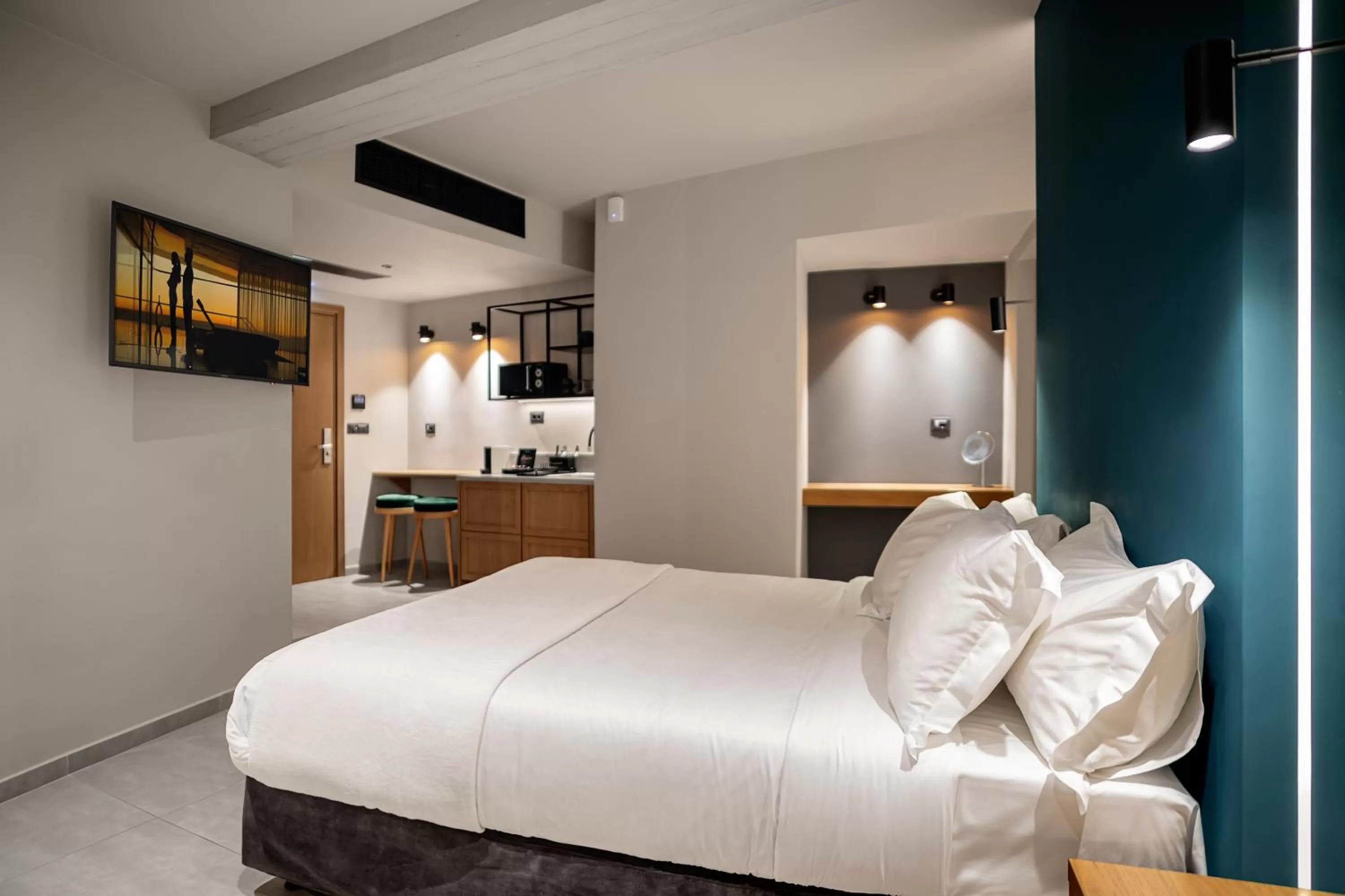 Bed in Bob W Athens Akadimia