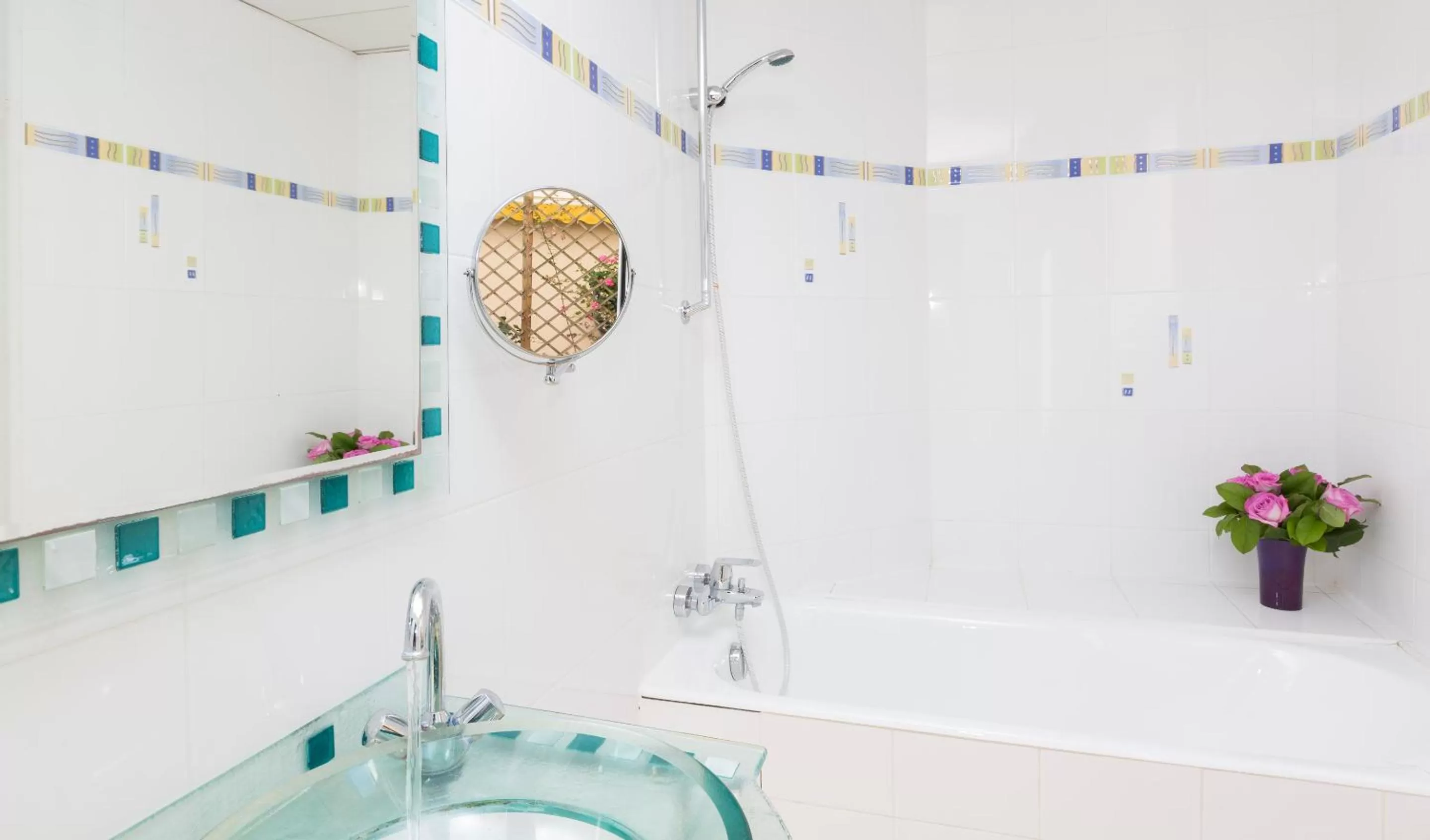 Bathroom in Elysees Niel Hotel