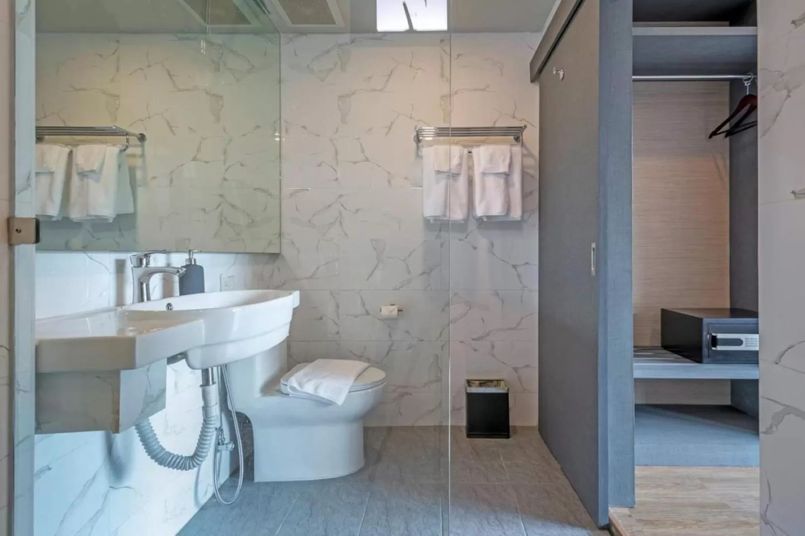 Bathroom in Hyde Park Hotel Bangkok