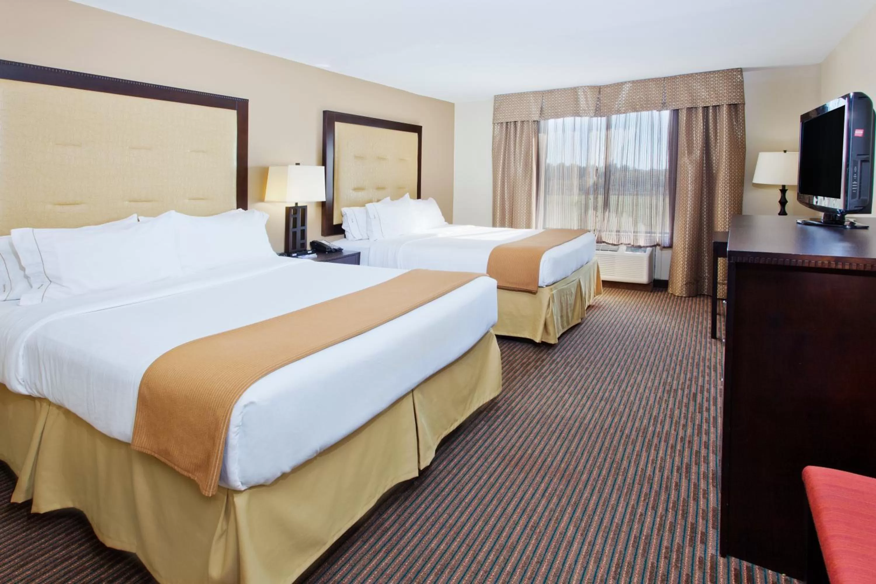 Photo of the whole room, Bed in Holiday Inn Express Hotel & Suites Cordele North by IHG