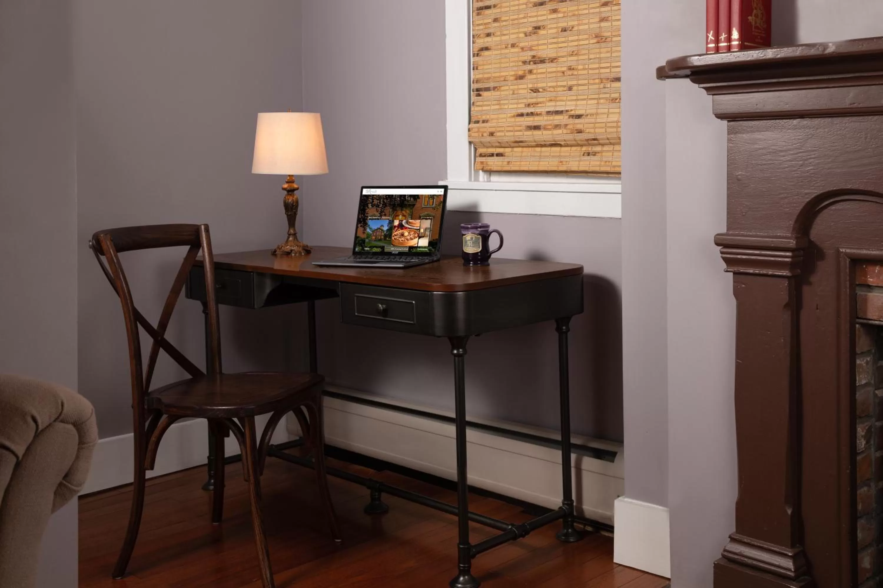 Seating area, TV/Entertainment Center in Rosemont Inn