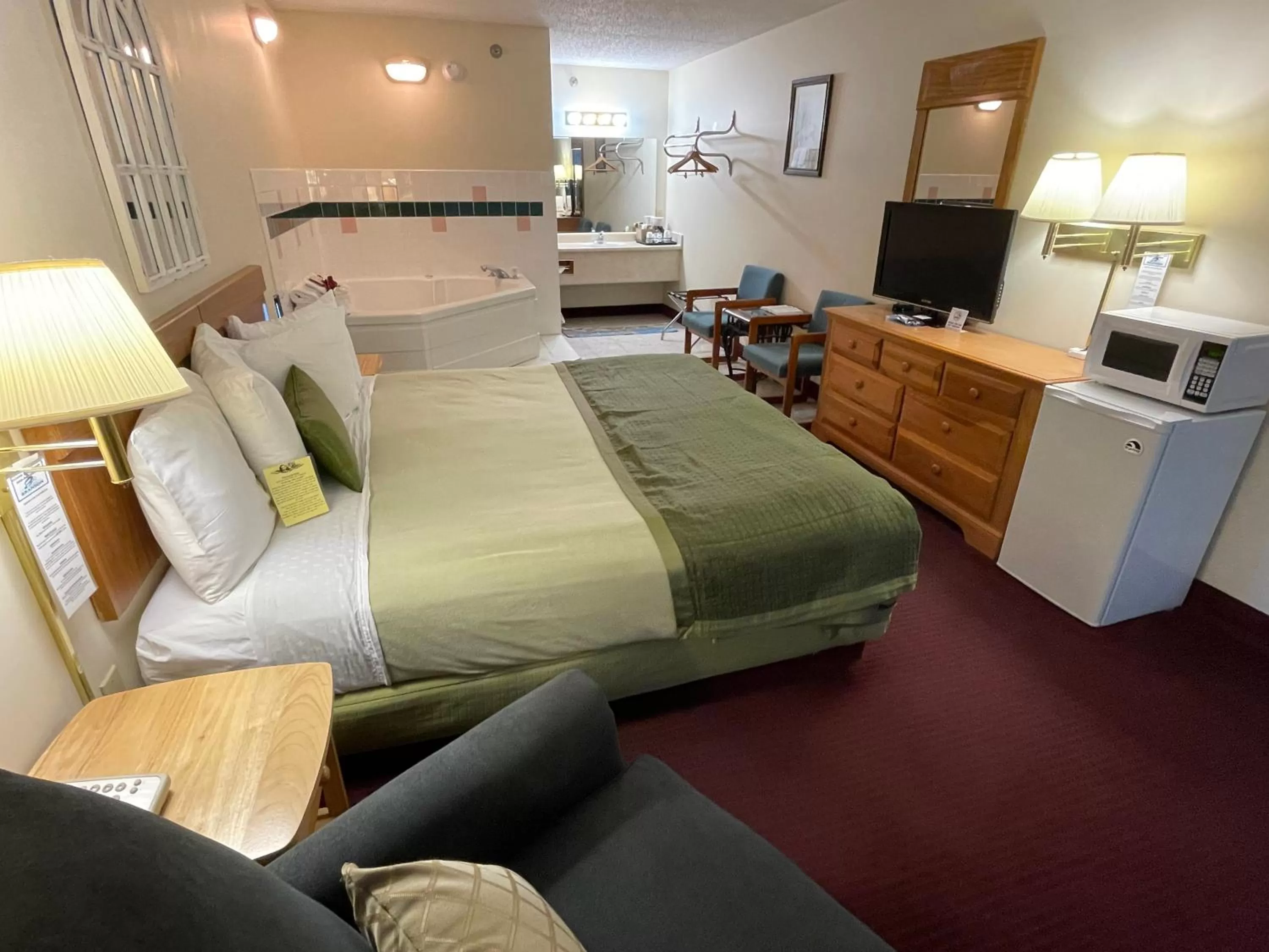 Seating area, Bed in Ozark Valley Inn